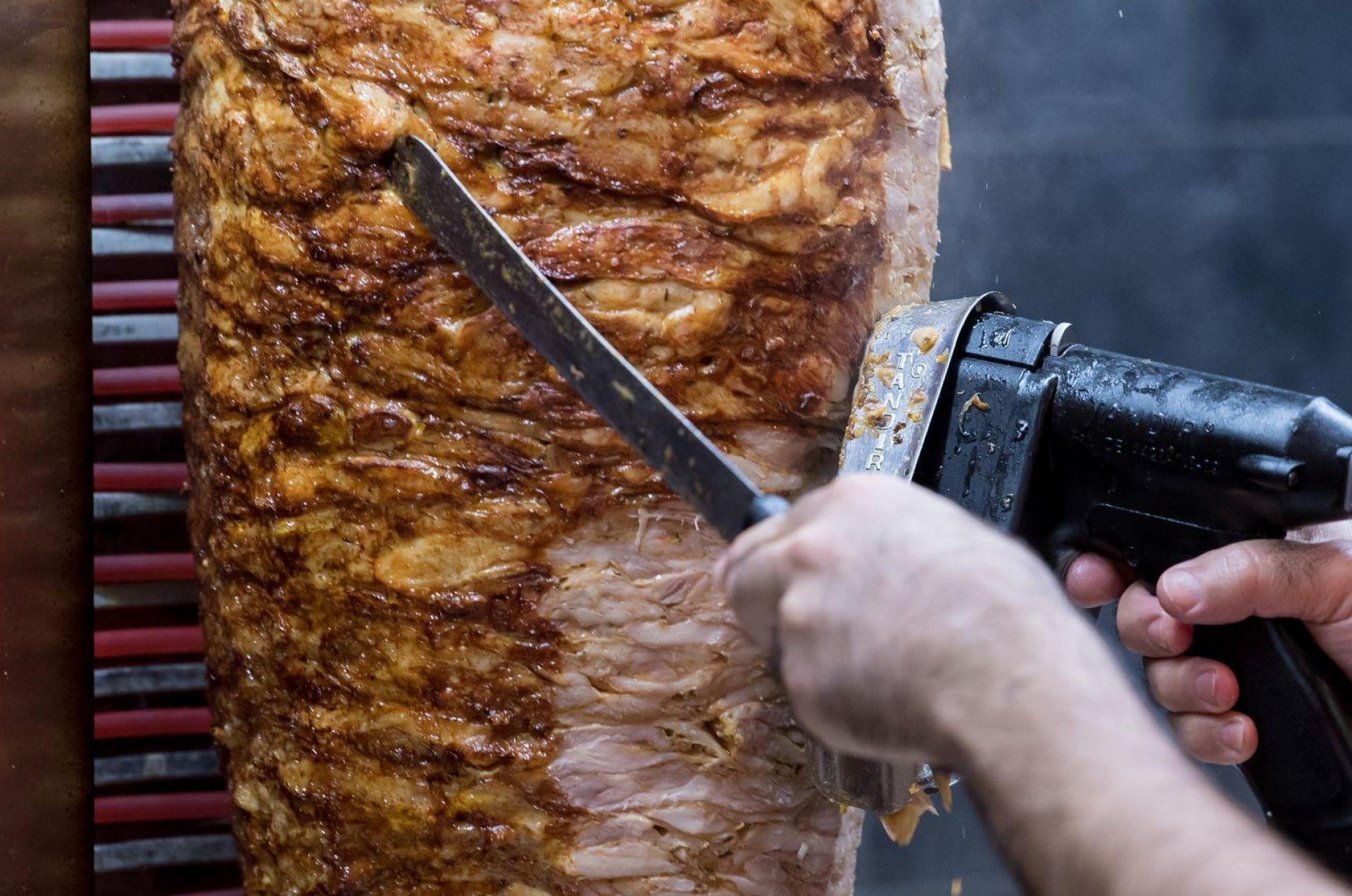Eigentlich sollten die Spieße gegrillt werden - nach dem Unfall landeten sie auf der Autobahn. (Symbolbild) (Bild: Sven Hoppe/dpa)