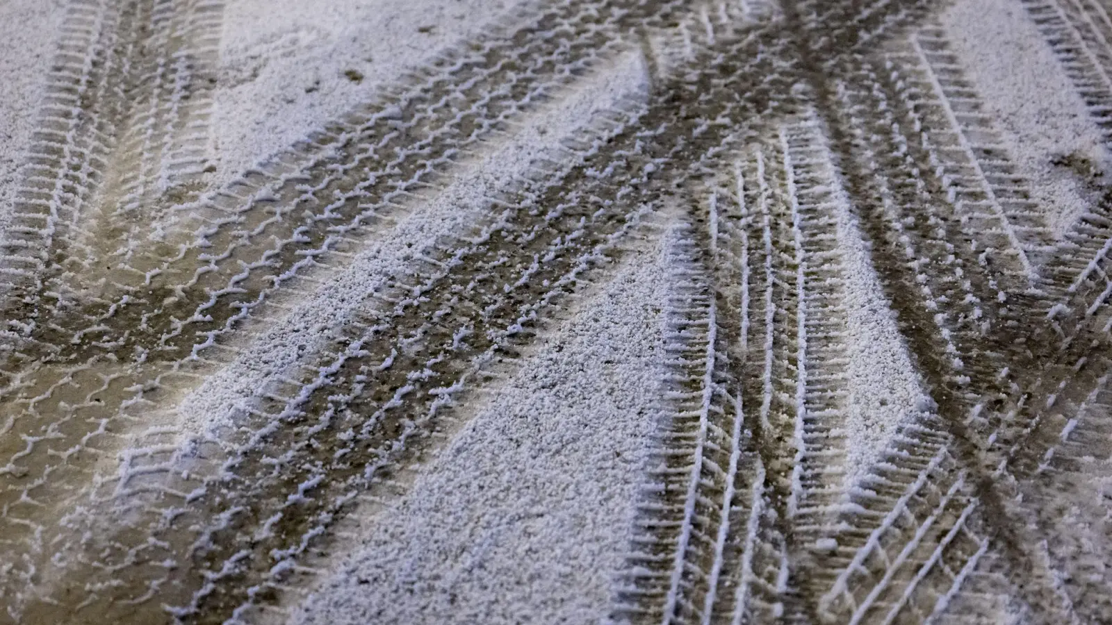 Der Deutsche Wetterdienst warnt vor Glätte auf Bayerns Straßen. (Bild: Sven Hoppe/dpa)