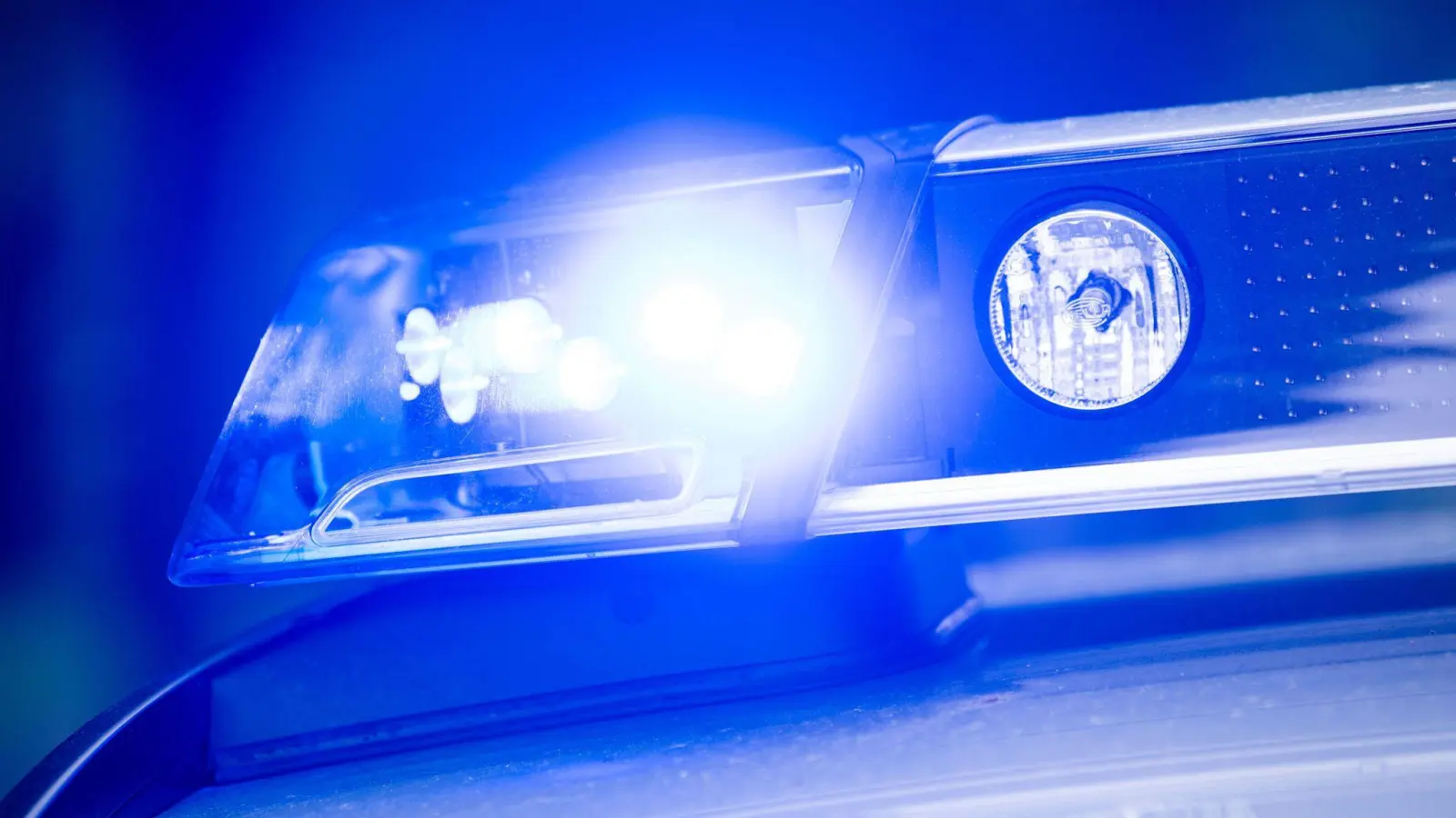Bei einer Kontrolle fand die Polizei einen verbotenen Schlagstock. (Symbolbild: Lino Mirgeler/dpa)