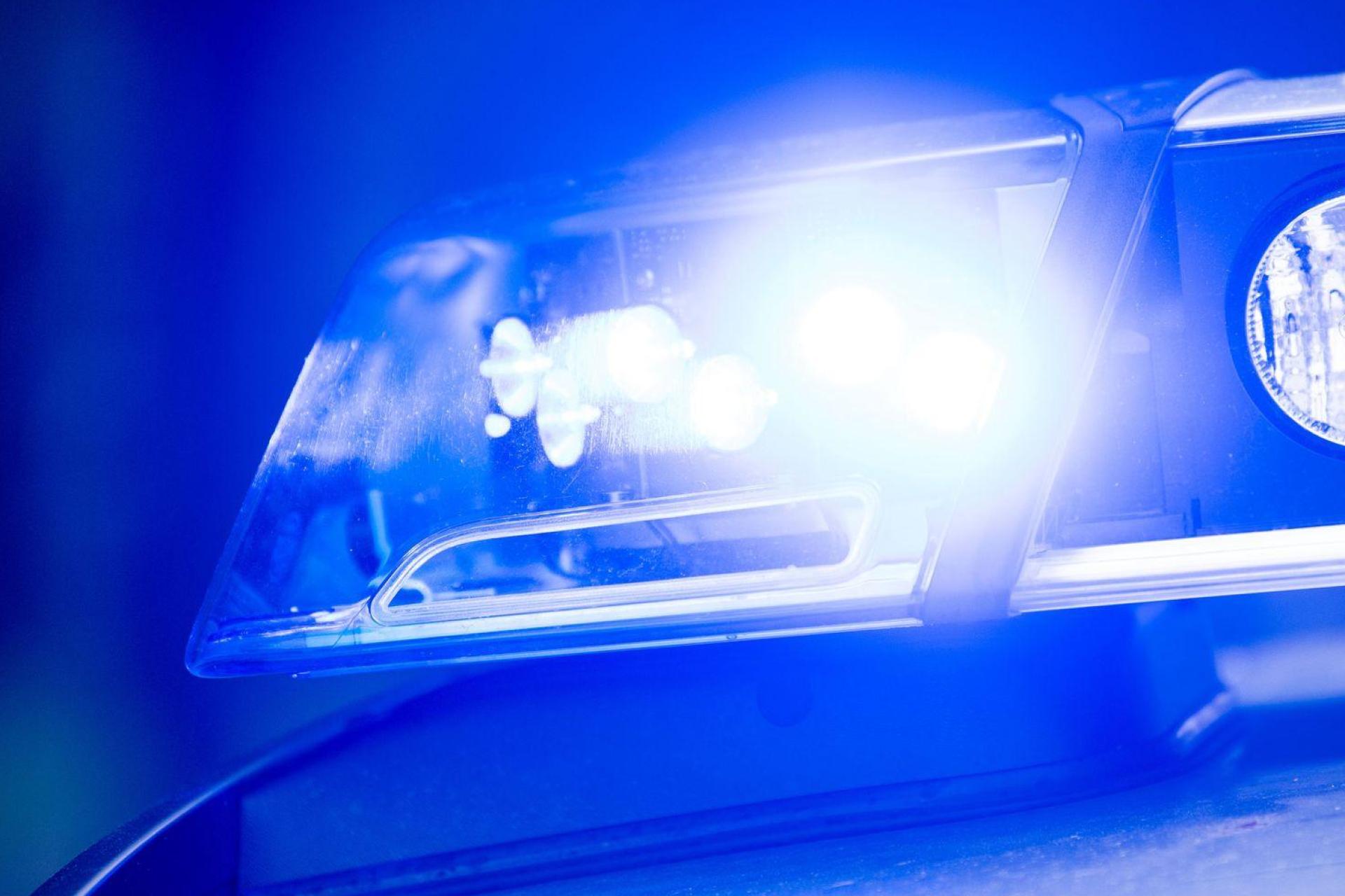 Die Polizei ermittelt nach der Beschädigung eines Abschleppautos. (Symbolbild: Lino Mirgeler/dpa)