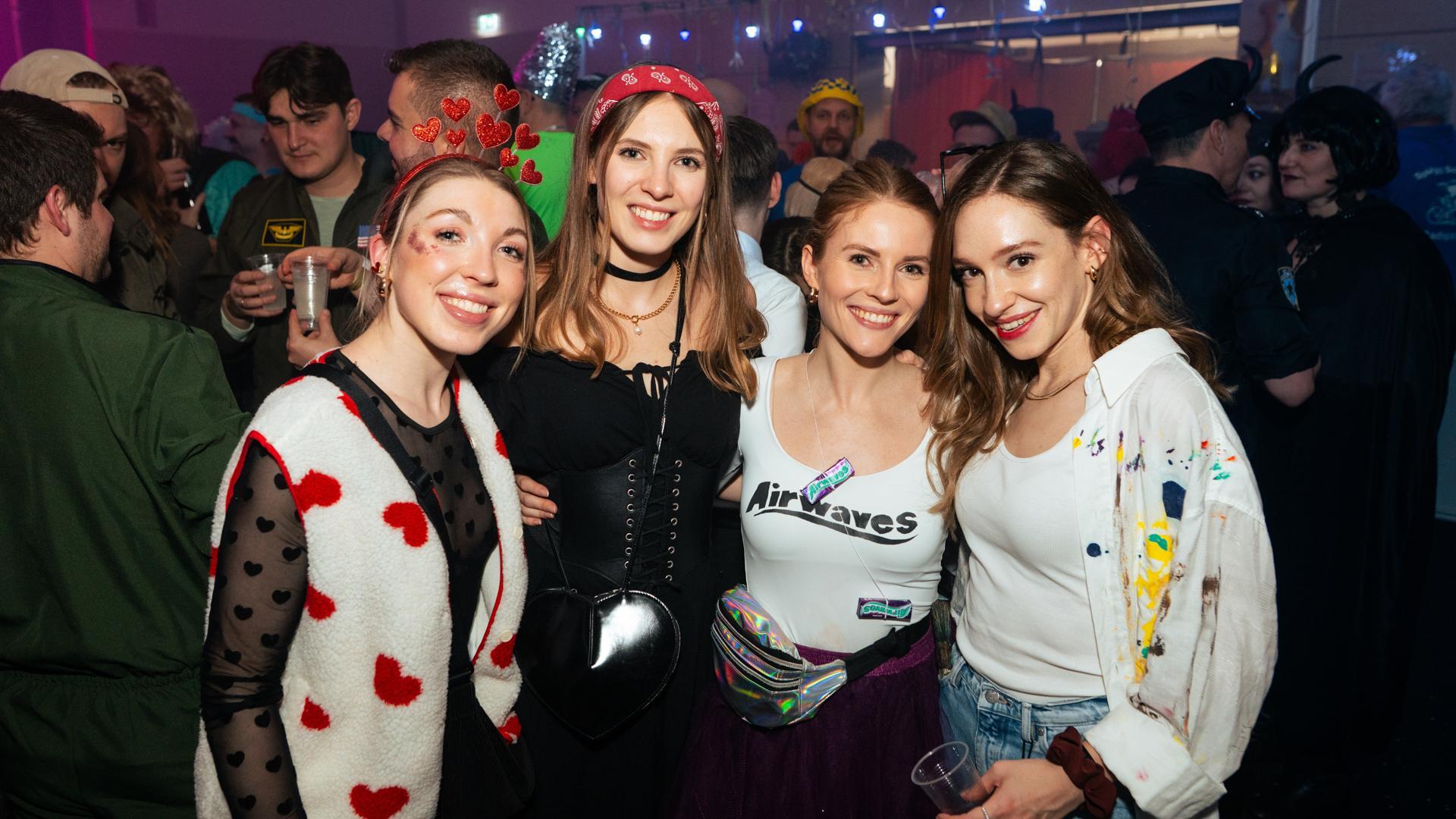 Am Sportlerball in Schirmitz gings mit Vollgas weiter im Faschingstreiben.  (Bild: Hannes Stock)
