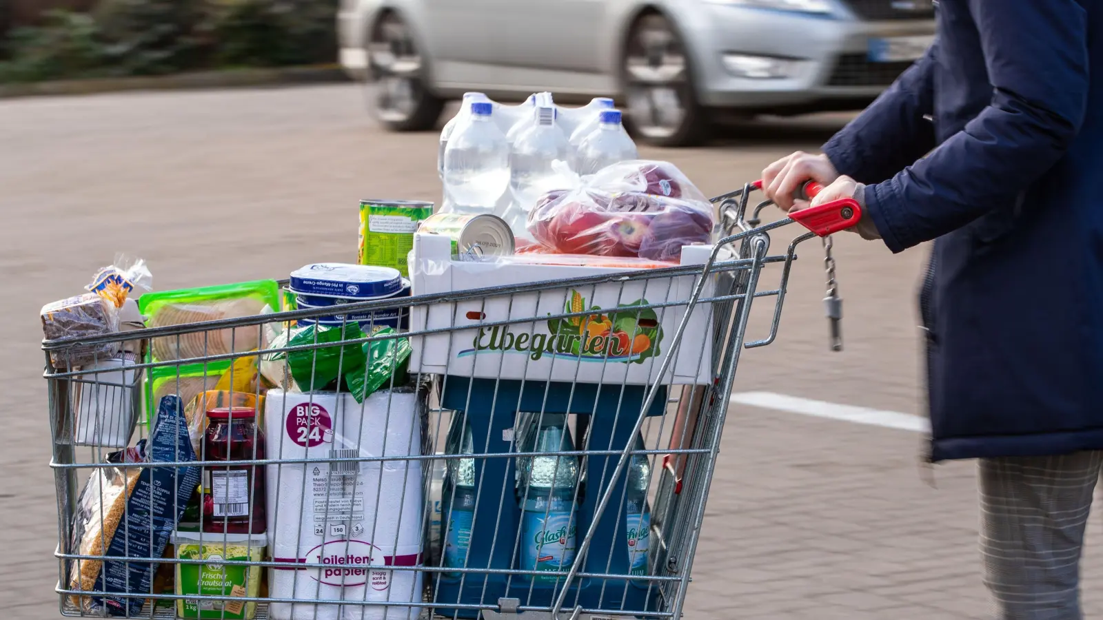 Ein Ladendieb versuchte in Weiden, einen Markt mit einem vollen Einkaufswagen zu verlassen, ohne die Waren im Wert von rund 280 Euro zu bezahlen.  (Symbolbild: Jens Büttner)