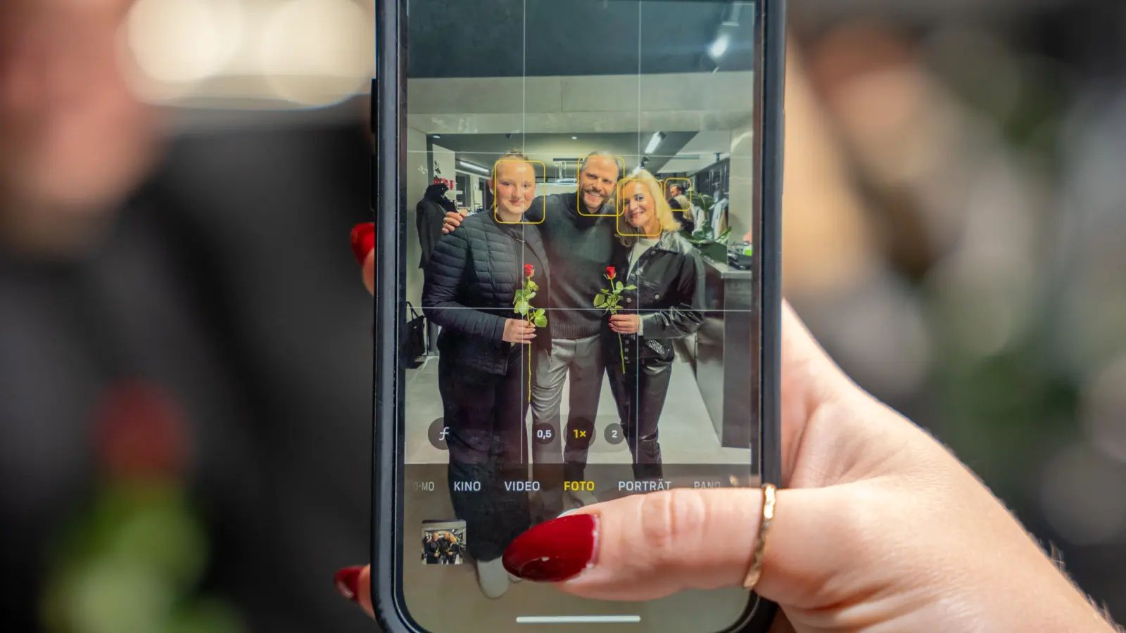 Ex-”Bachelor” Paul Janke sorgt mit seiner charmanten Art für Stimmung in der Boutique „Fashion Lounge“ in Weiden. (Bild: Marina Gube)