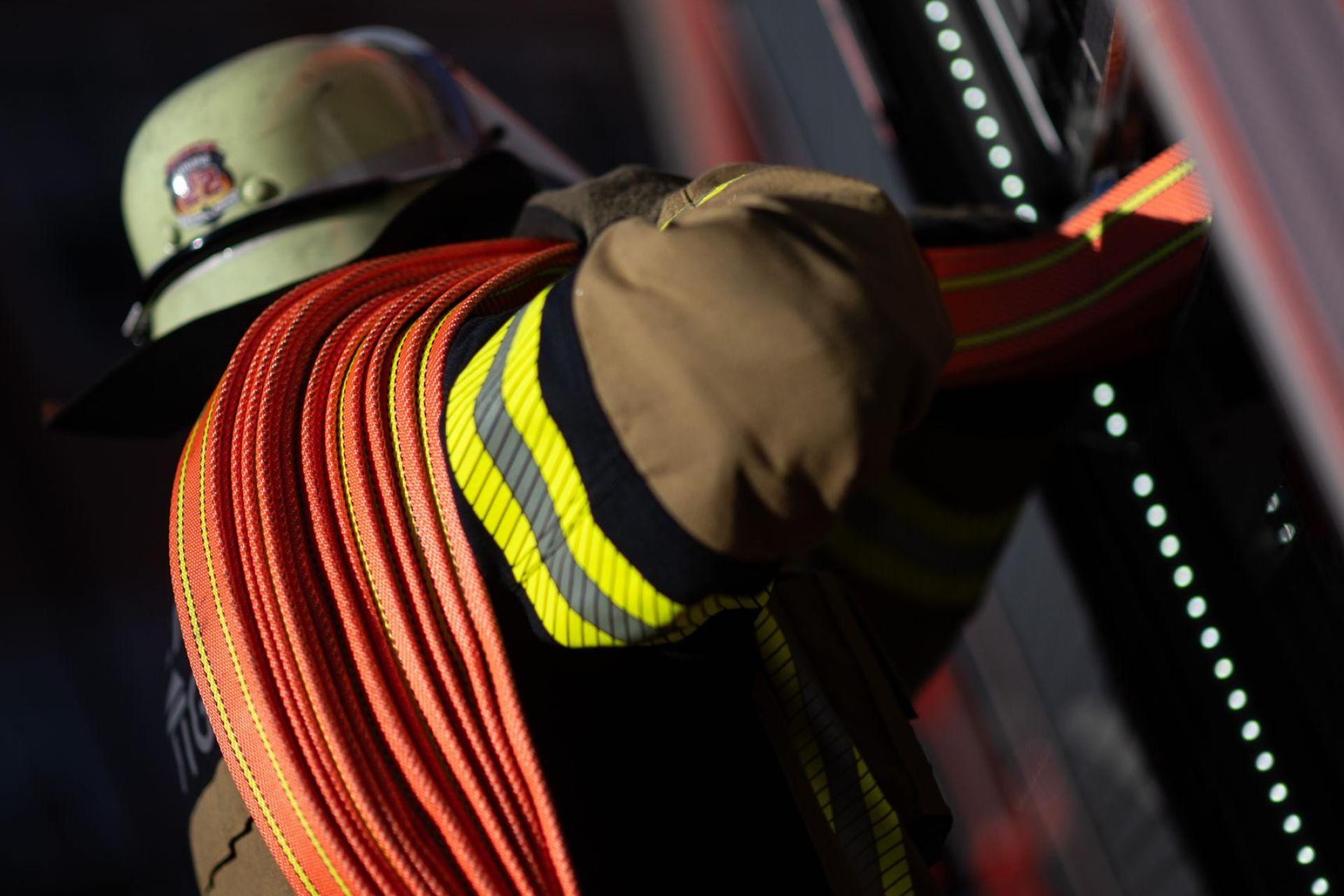 Rund 60 Kräfte der Feuerwehr waren den in Bayreuth im Einsatz. (Symbolbild: Marijan Murat/dpa)