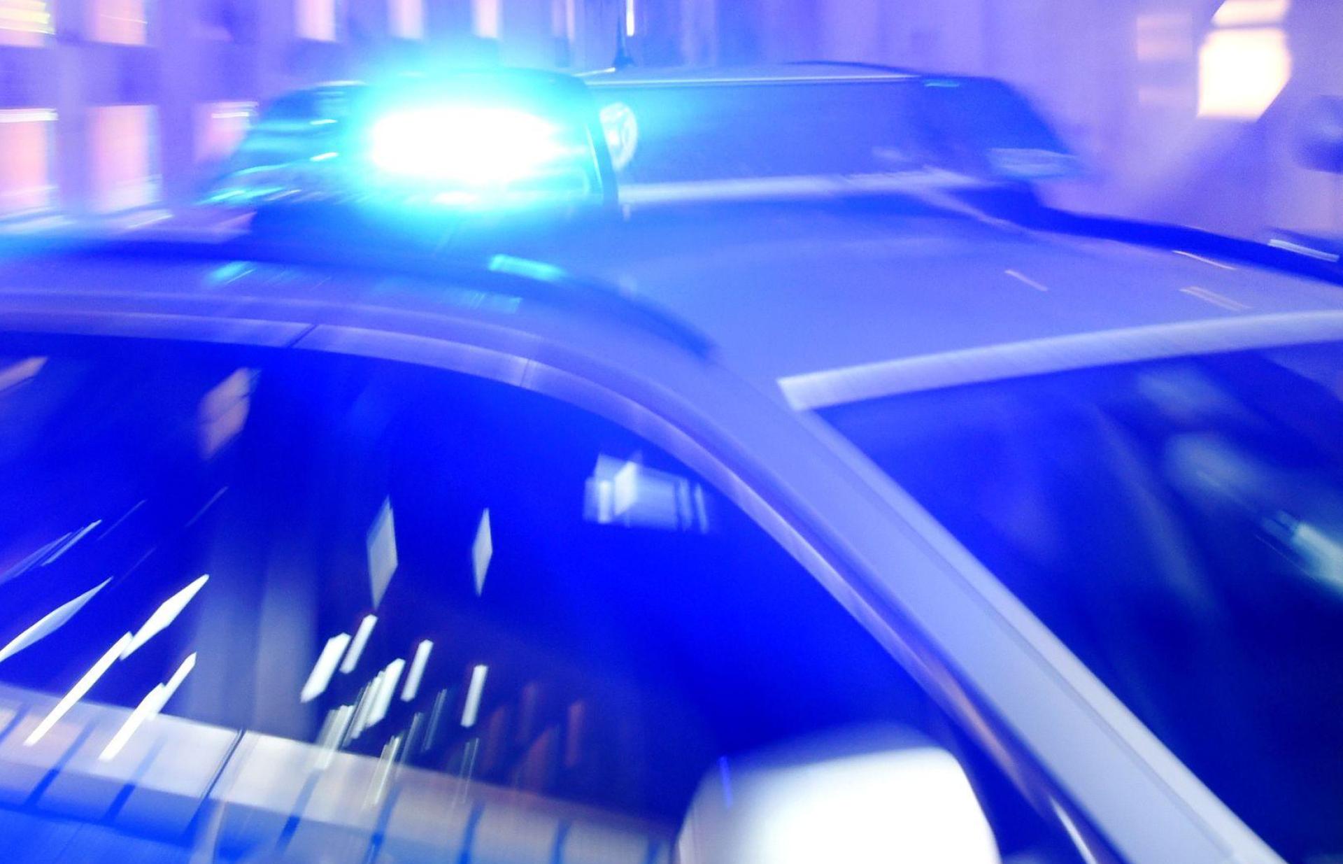 Die Polizei zog die Führerscheine der drei jungen Männer ein. (Symbolbild) (Bild: Carsten Rehder/dpa)