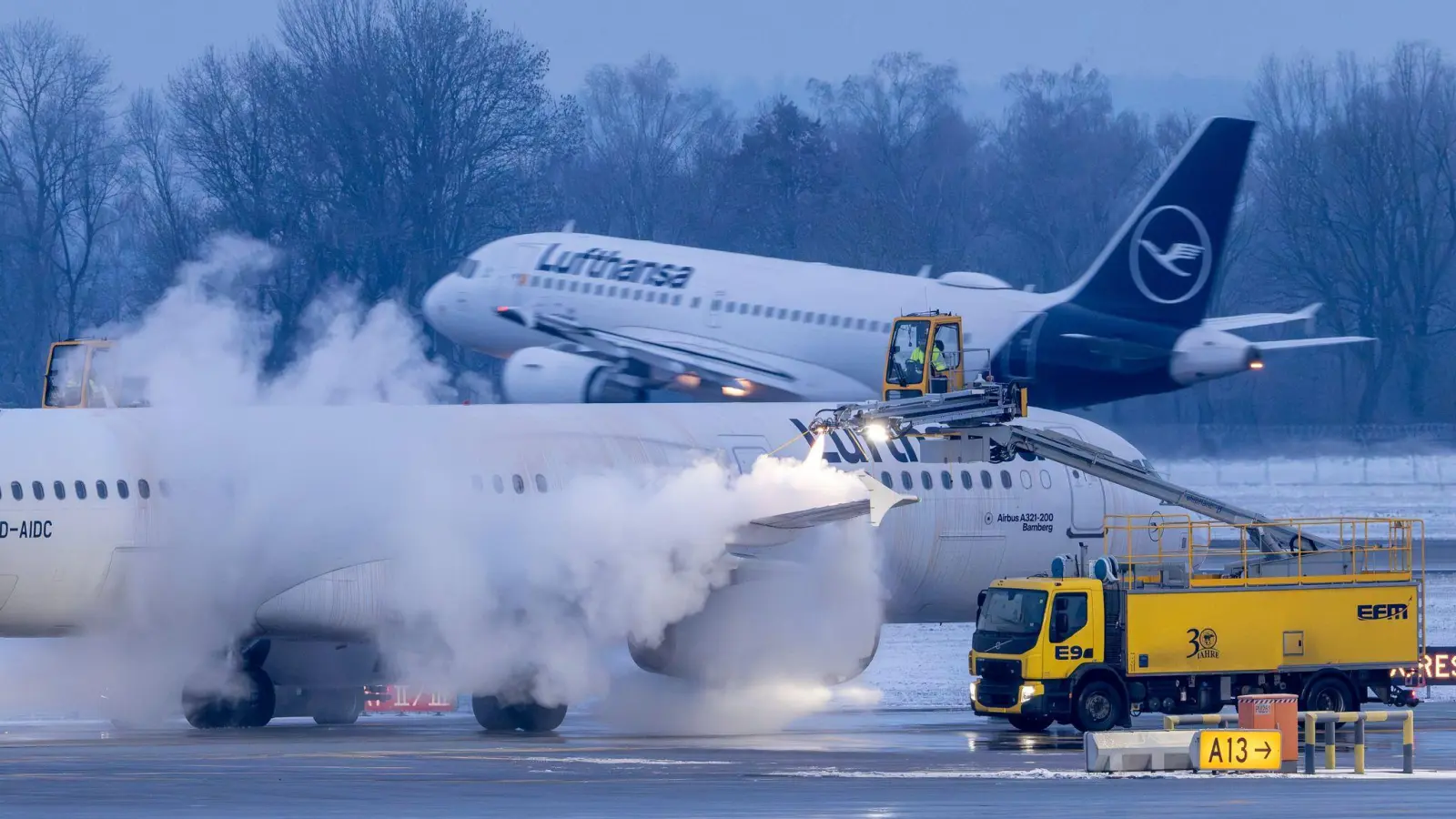 An den bayerischen Flughäfen würden wetterbedingt mehrere Flüge gestrichen. (Bild: Peter Kneffel/dpa)