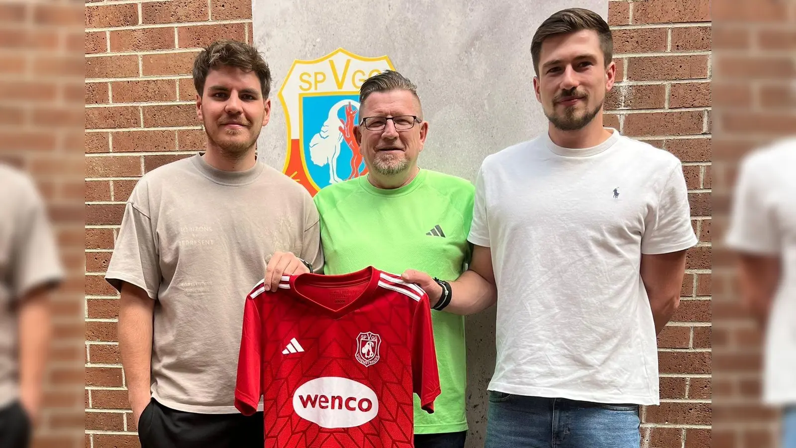Florian Krapf (rechts) und Felix Eichinger (links) wechseln von der SpVgg Schirmitz zur SpVgg Vohenstrauß. Sportlicher Leiter Stefan Linz (Mitte) freut sich. (Bild: A. Schwarzmeier)