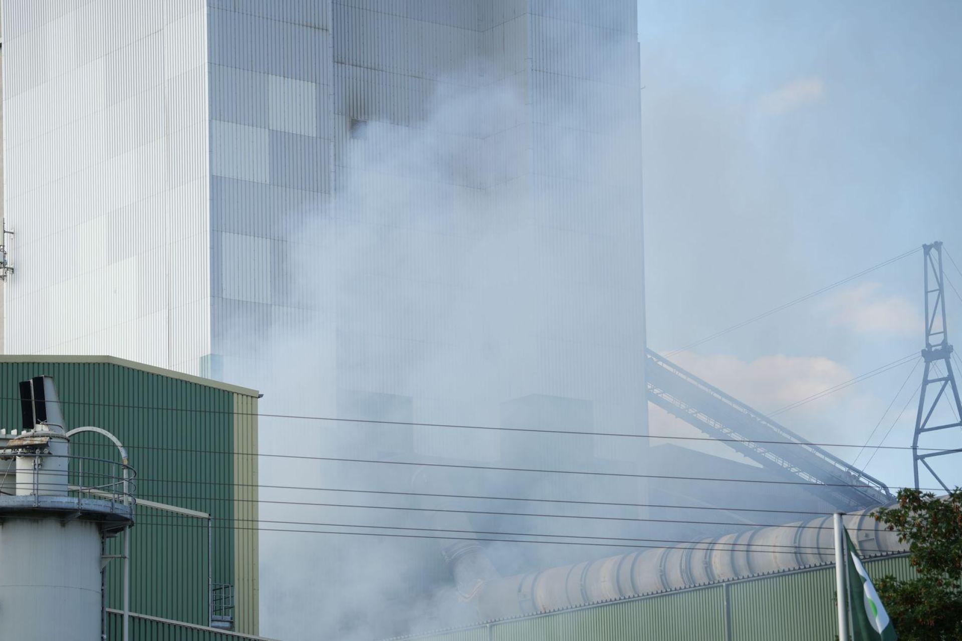 In Burglengenfeld brannte eine Halle des Zementwerks. (Bild: Lars Haubner/NEWS5/dpa)