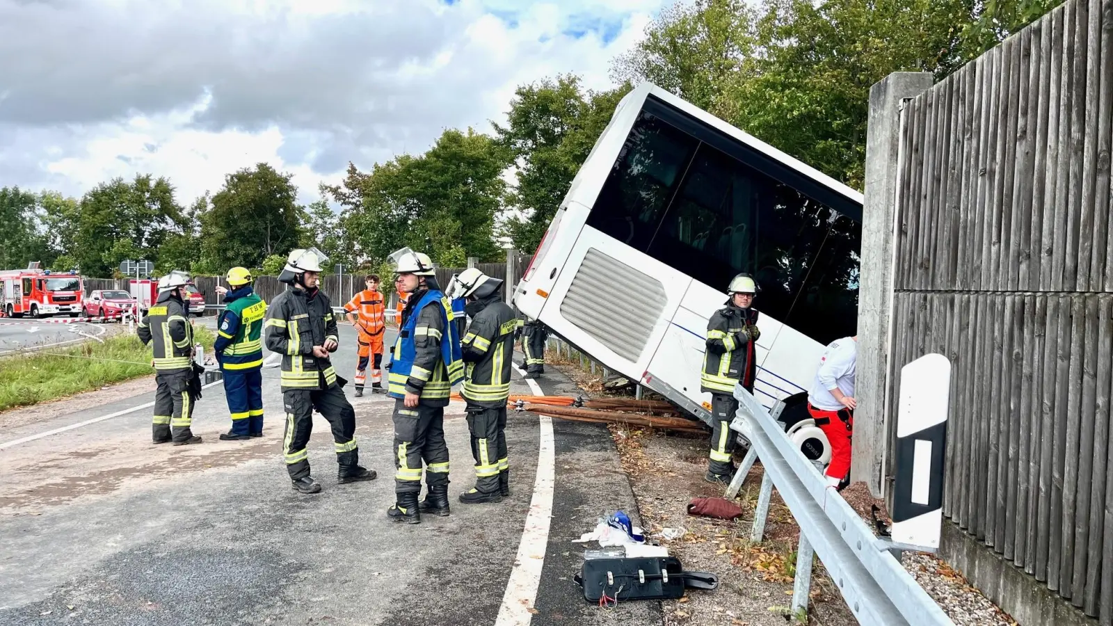 Das schwere Busunglück im August 2025, bei dem insgesamt 28 Menschen verletzt wurden, machte bundesweit Schlagzeilen. Nun erhob die Staatsanwaltschaft Anklage gegen den Busfahrer.  (Archivbild: Gabi Schönberger)