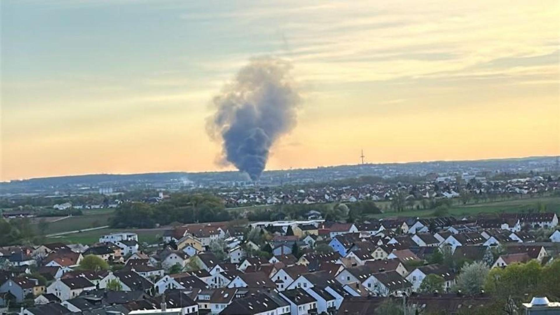 In Regensburg ist ein Großbrand auf einem Recyclinghof ausgebrochen. (Bild: : Jannis Frick)