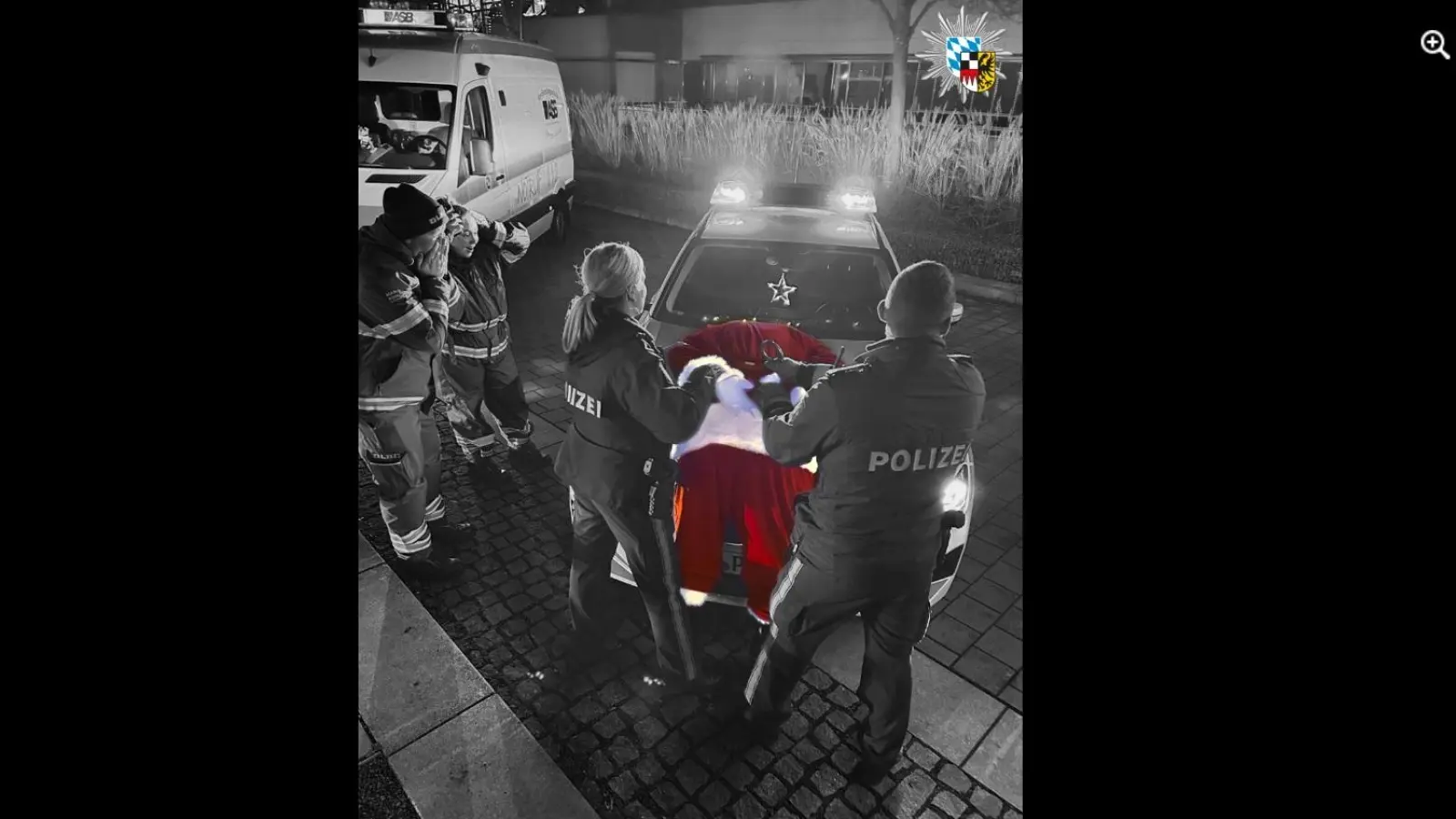 Zwei Polizisten „verhaften” den Weihnachtsmann. Dieses Bild hat die Polizei Mittelfranken auf Facebook gepostet und damit für gute Laune gesorgt. (Screenshot: Polizei Mittelfranken/Facebook)