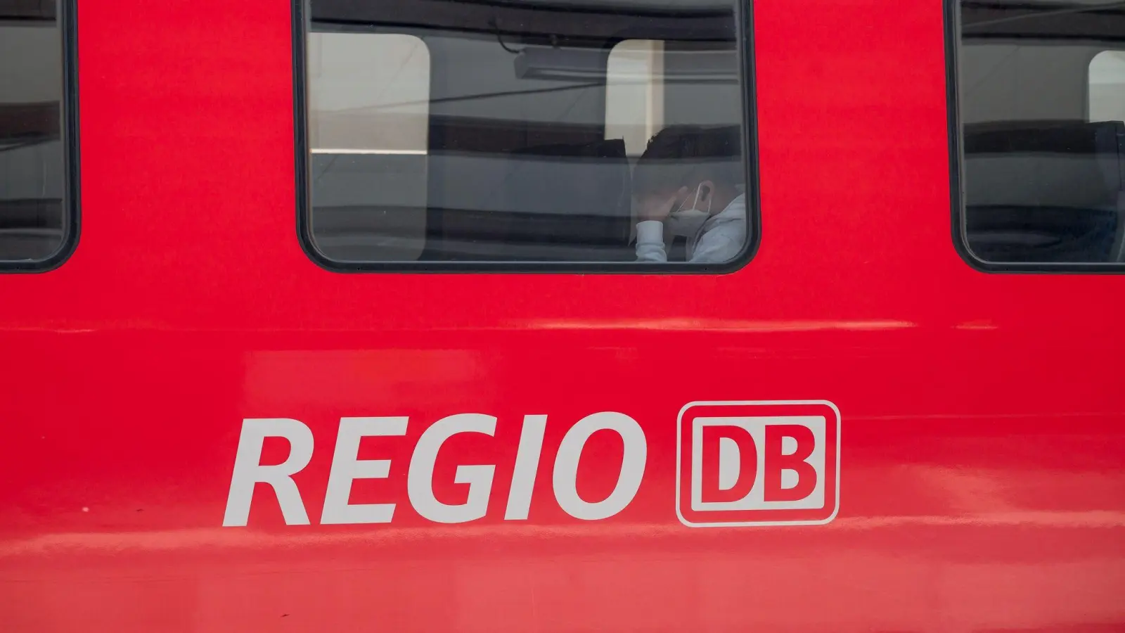 Zwischen Marktredwitz und Weiden liegt ein Baum im Gleis. Die Zugstrecke ist gesperrt. (Symbolbild: Daniel Vogl/dpa)