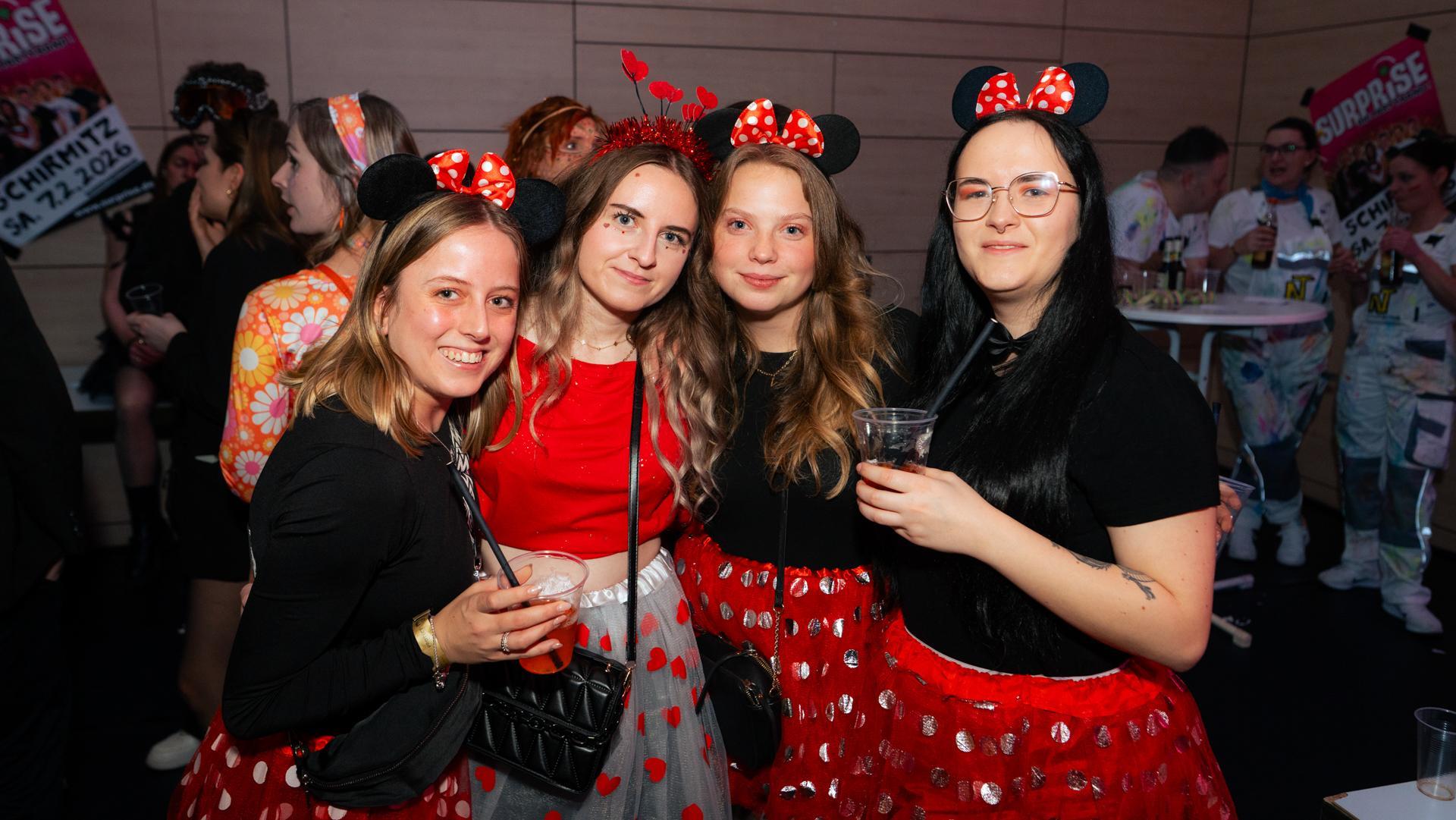 Am Sportlerball in Schirmitz gings mit Vollgas weiter im Faschingstreiben.  (Bild: Hannes Stock)