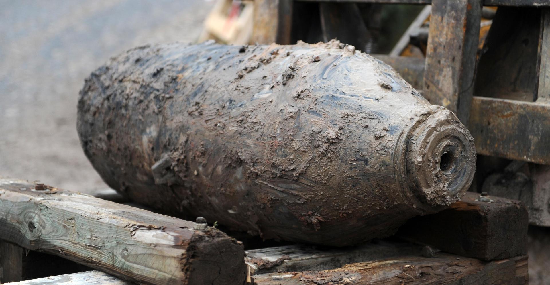 Ein Weltkriegsbombe wurde in Regensburg gefunden. Eine Evakuierung und Entschärfung soll am Donnerstag stattfinden. (Symbolbild: Uwe Zucchi/dpa)