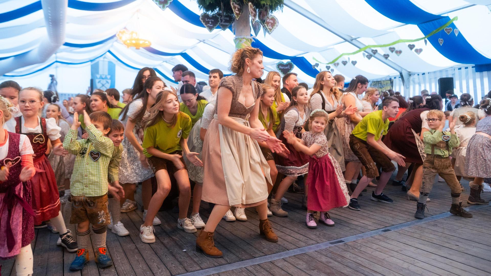 Auch am Sonntag habt ihr auf der Kirwa in Weiherhammer gefeiert. (Bild: Hannes Stock)