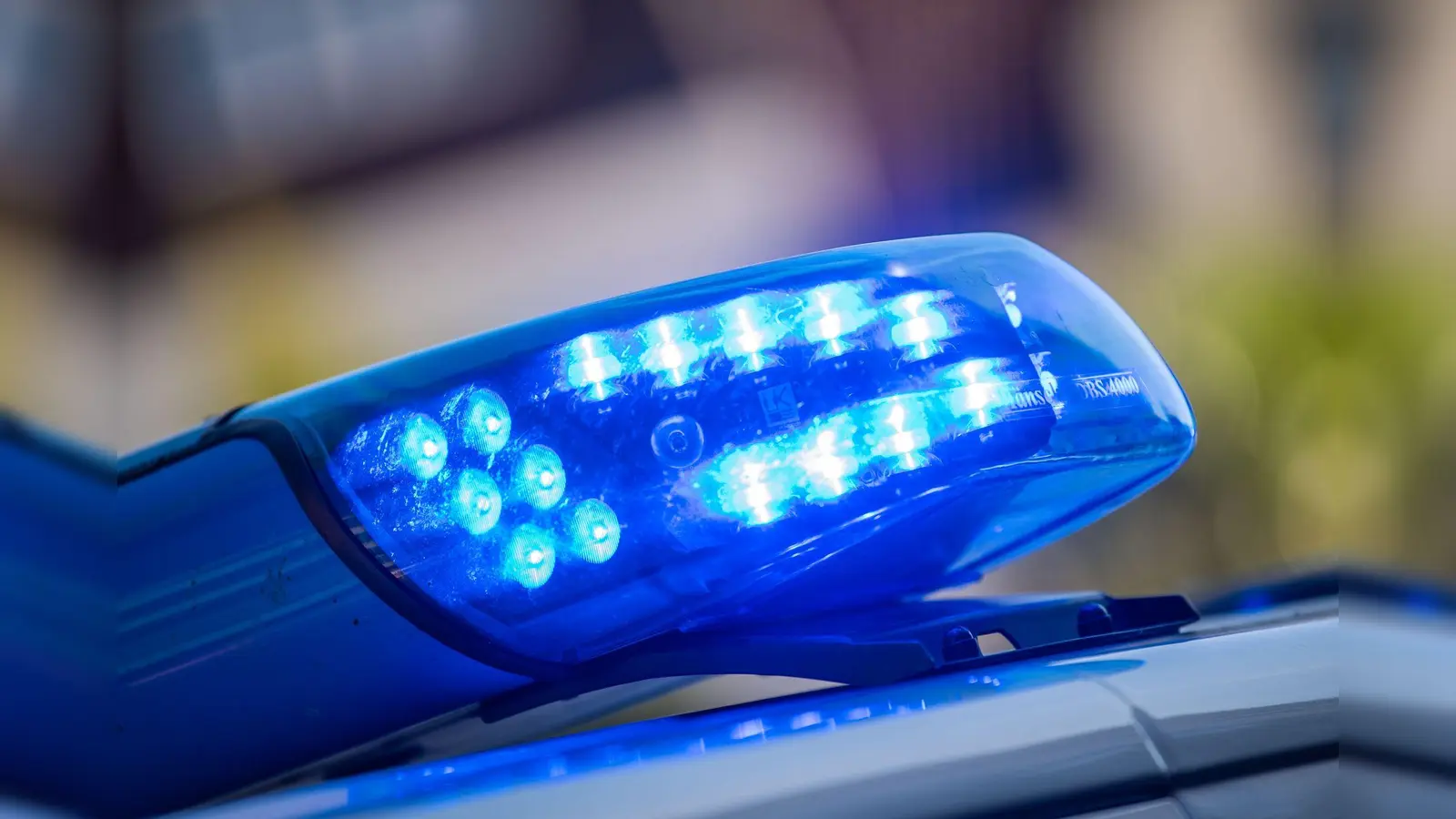 Ein bislang unbekannter Täter hat ein Fahrrad am Bahnhof in Pressath gestohlen. Die Polizei sucht Zeugen.  (Symbolbild: Lino Mirgeler/dpa)