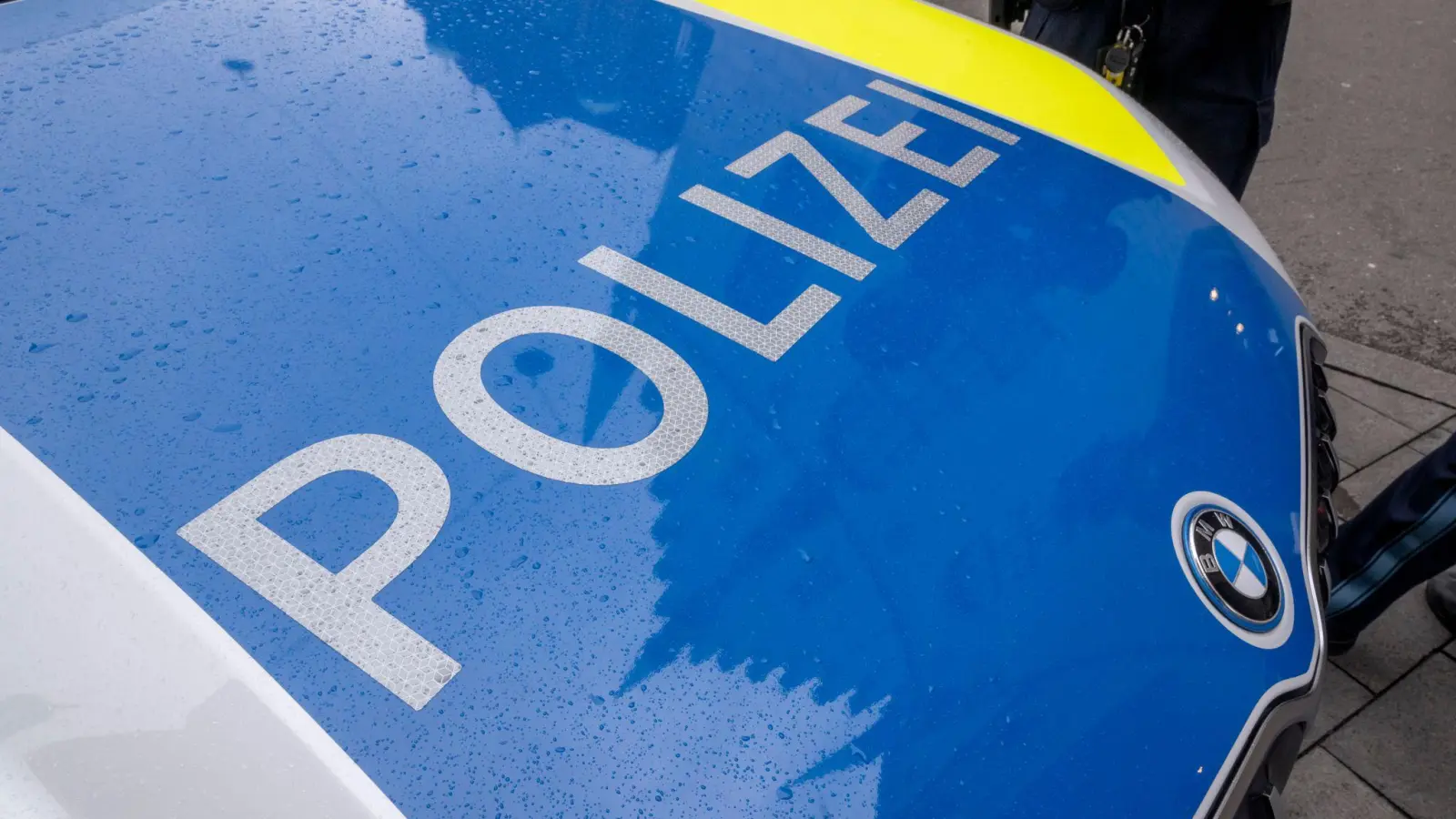 Die Kriminalpolizei ermittelt gegen einen Musiklehrer, der Schülerinnen heimlich unter den Rock gefilmt haben soll. (Symbolbild: Peter Kneffel/dpa)