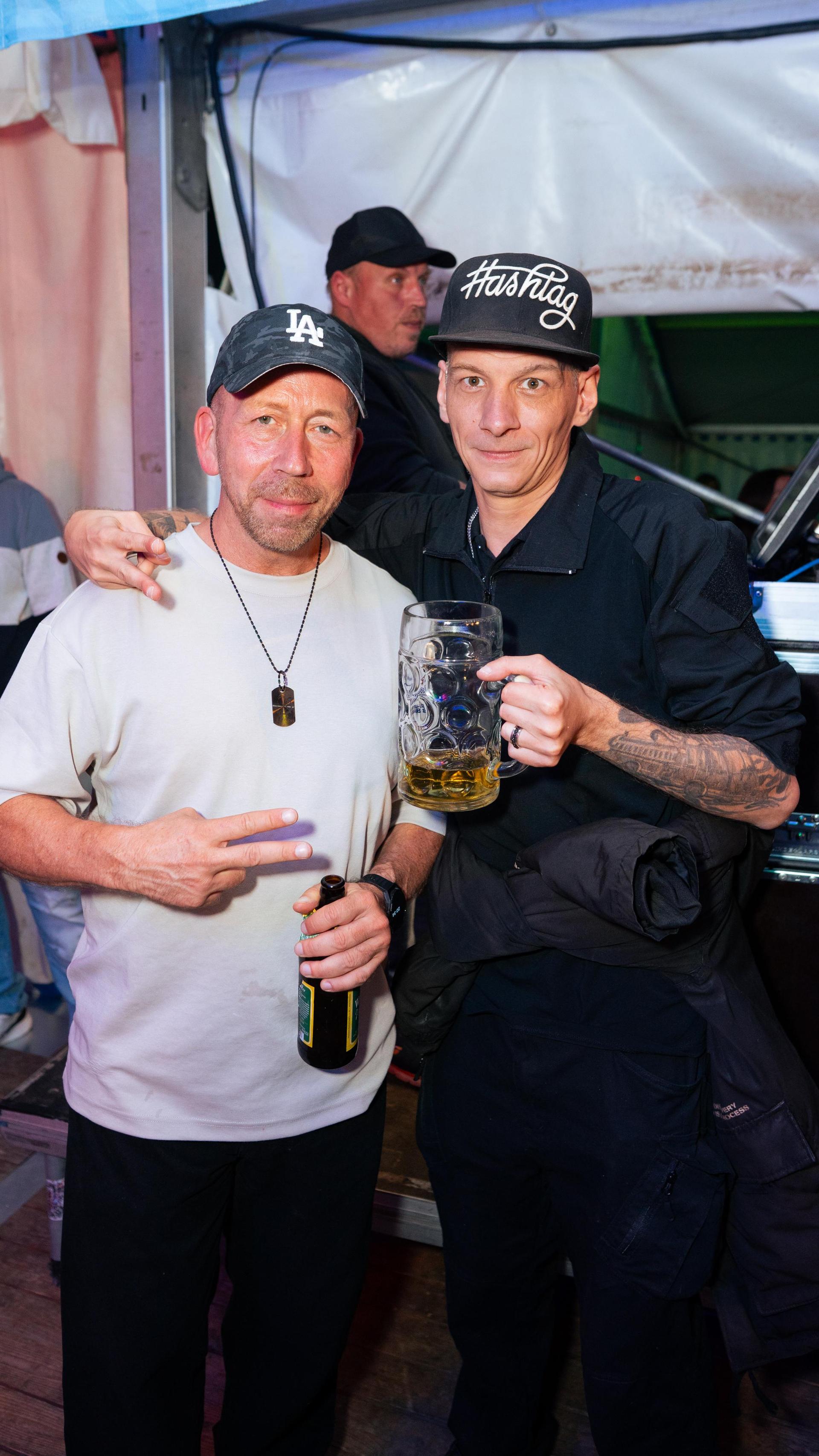 DJ Dollar Bill heizt das Festzelt ein. (Bild: Hannes Stock)