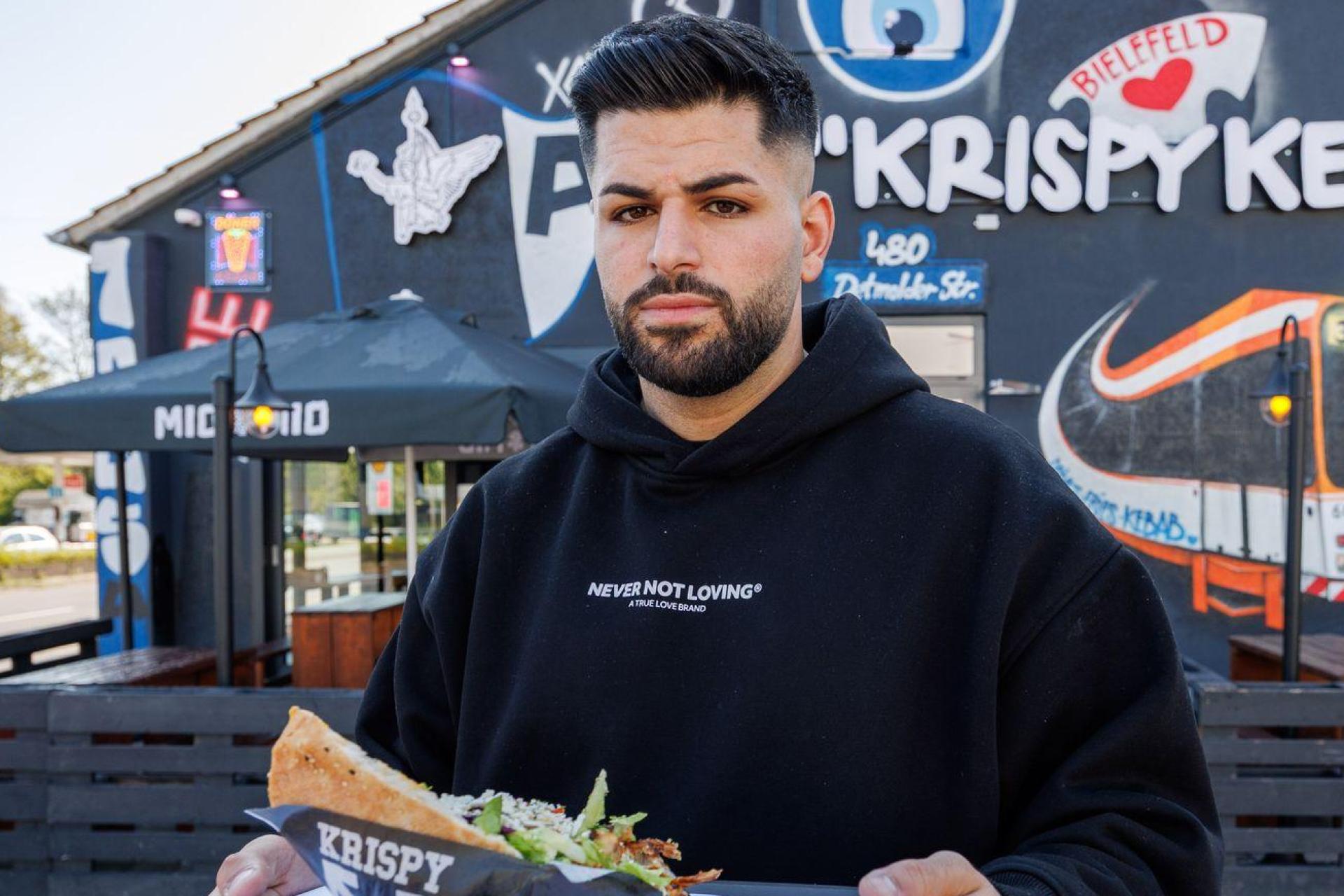 Dönerketten-Chef Sergen Kolcu vor einer seiner Filialen in Bielefeld. (Bild: Friso Gentsch/dpa)