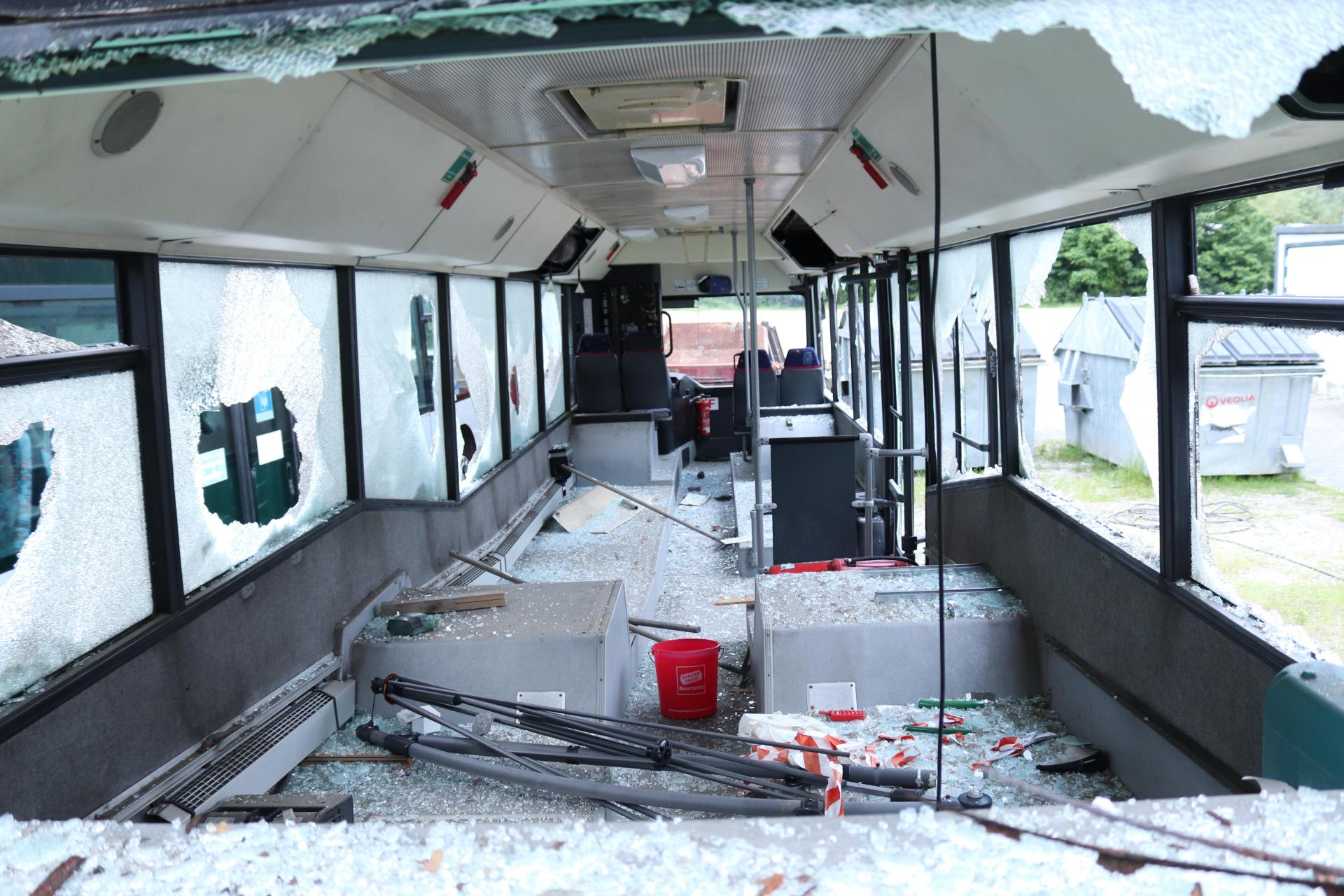 Vermutlich Jugendliche zerstörten bei der Kartbahn in Wackersdorf zwei Busse und richteten einen Schaden im fünfstelligen Bereich an.  (Bild: Polizeiinspektion Schwandorf/exb)