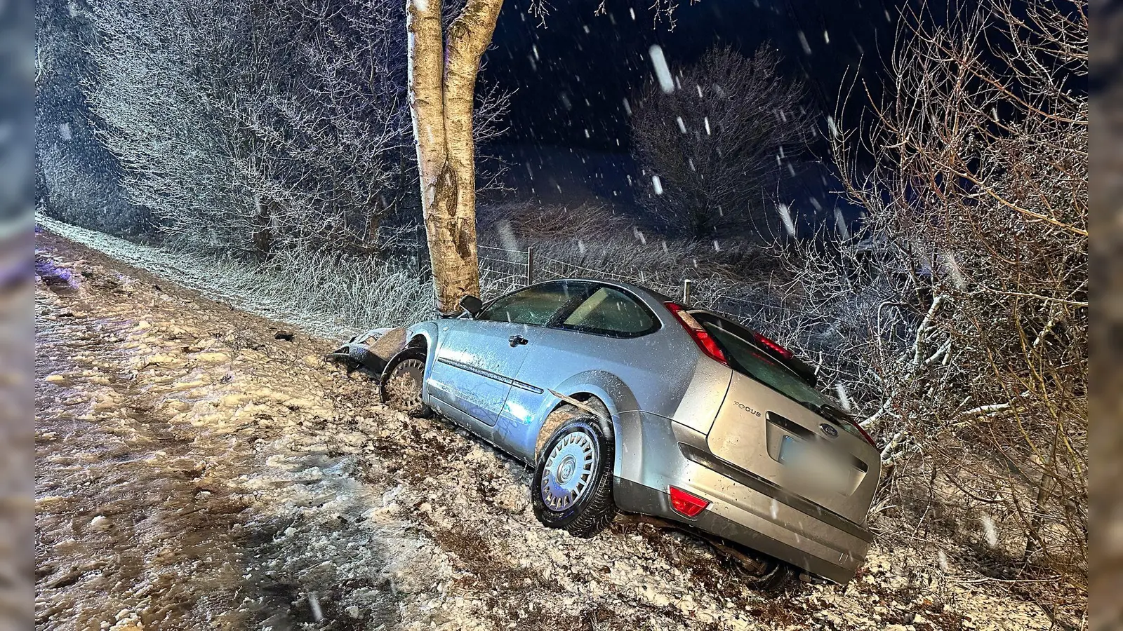 Ein Auto landet bei Velburg im Landkreis Neumarkt in der Oberpfalz, bei schneeglatter Fahrbahn, an einem Baum.  (Bild: Klein/Vifogra/dpa)