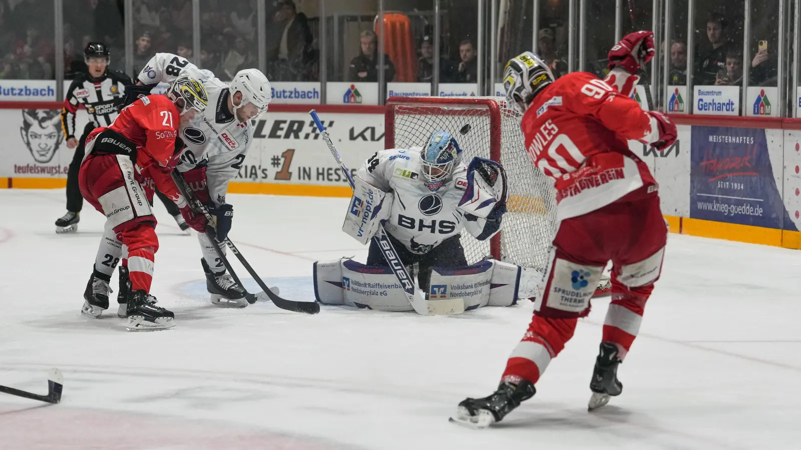 Nein, dieser Schuss schlug nicht im Weidener Tor ein: Bad Nauheims Parker Bowles (rechts) hämmerte die Scheibe am Weidener Goalie Michael McNiven vorbei an die Latte. (Bild: A. Chuc)