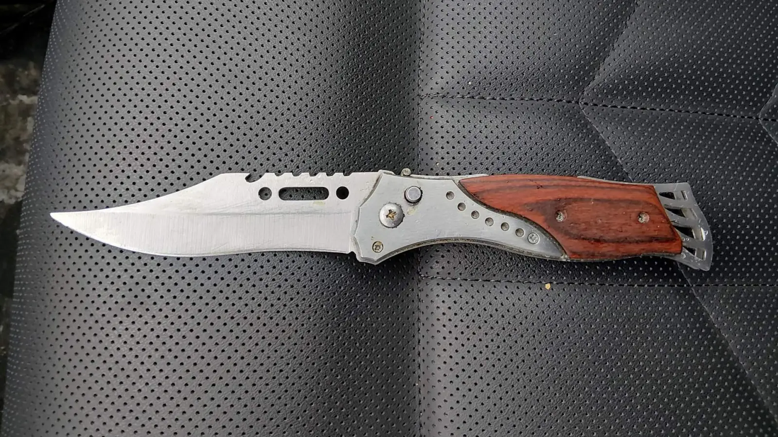 Dieses Springmesser haben Bundespolizisten bei einer Kontrolle auf der A6 in einem Auto gefunden. (Bild: Bundespolizei)