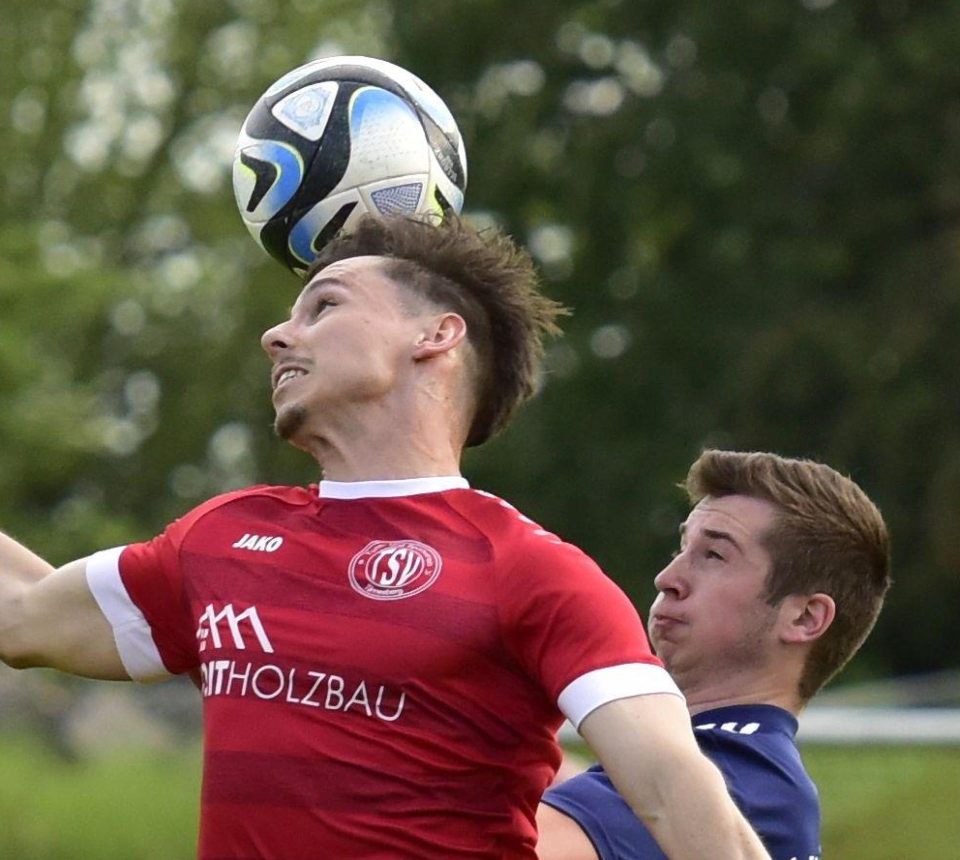 Jonas Ambrosch (vorne) kehrt zum TSV Tännesberg zurück. (Bild: mr)