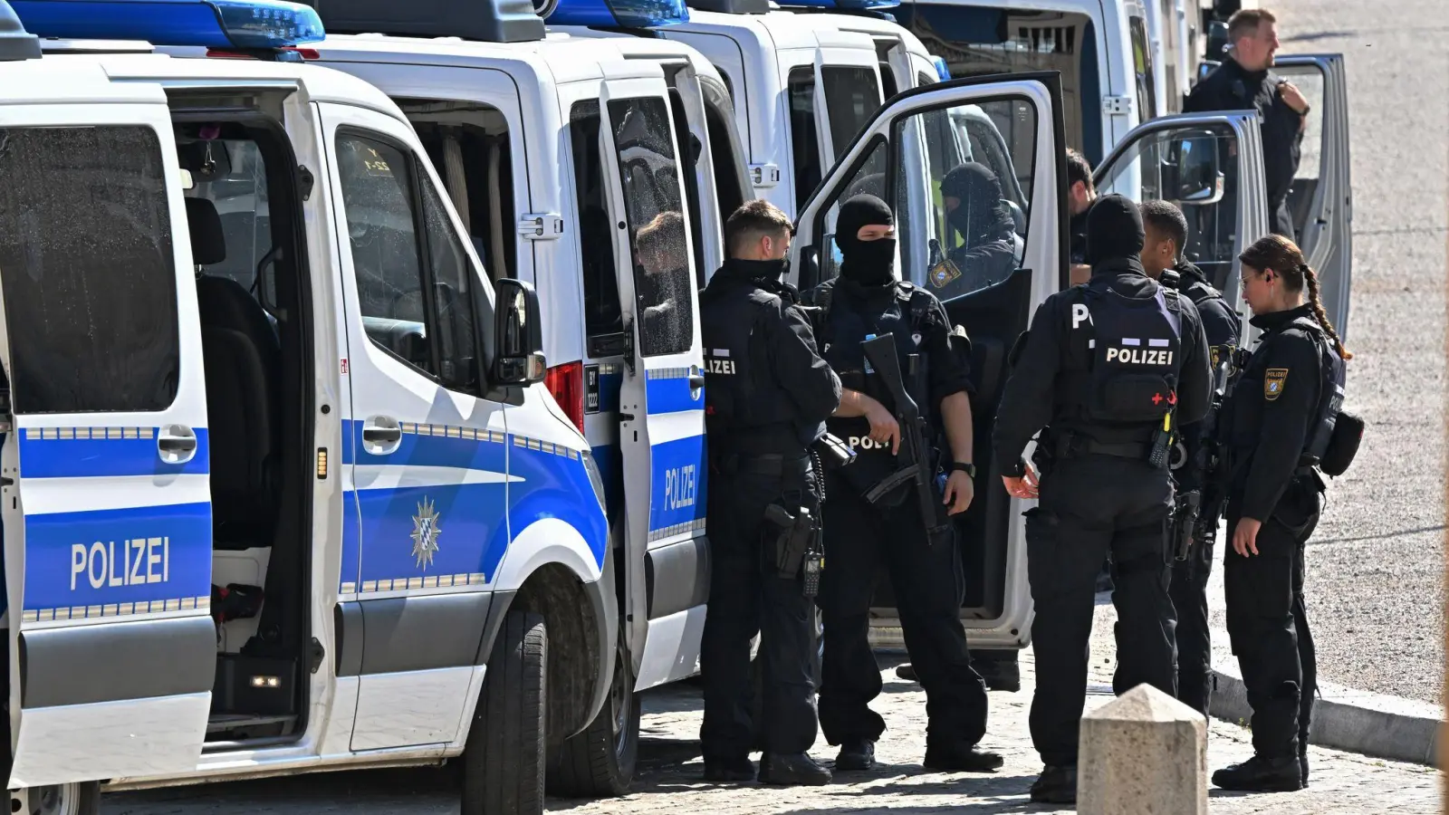 Zahlreiche Polizisten, darunter auch Spezialkräfte, waren in der Münchner Innenstadt im Einsatz.  (Bild: Peter Kneffel/dpa)