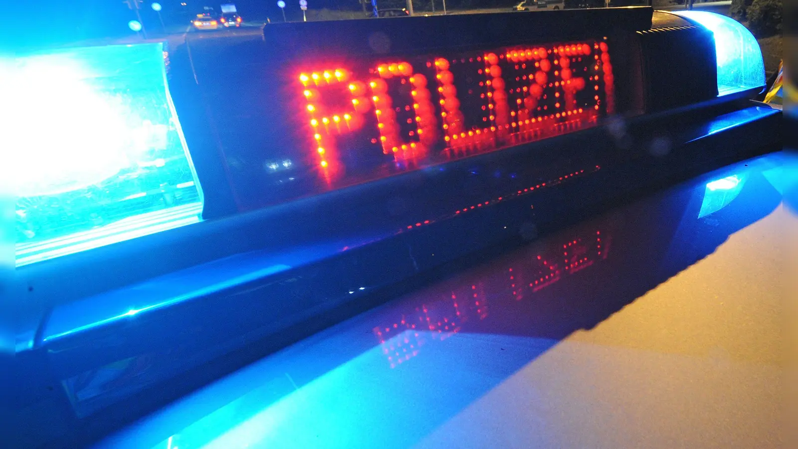 Ein 18-Jähriger verliert in Burglengenfeld die Kontrolle über seinen BMW und verursacht einen Unfall. Der Schaden ist erheblich. (Symbolbild: Patrick Seeger /dpa)