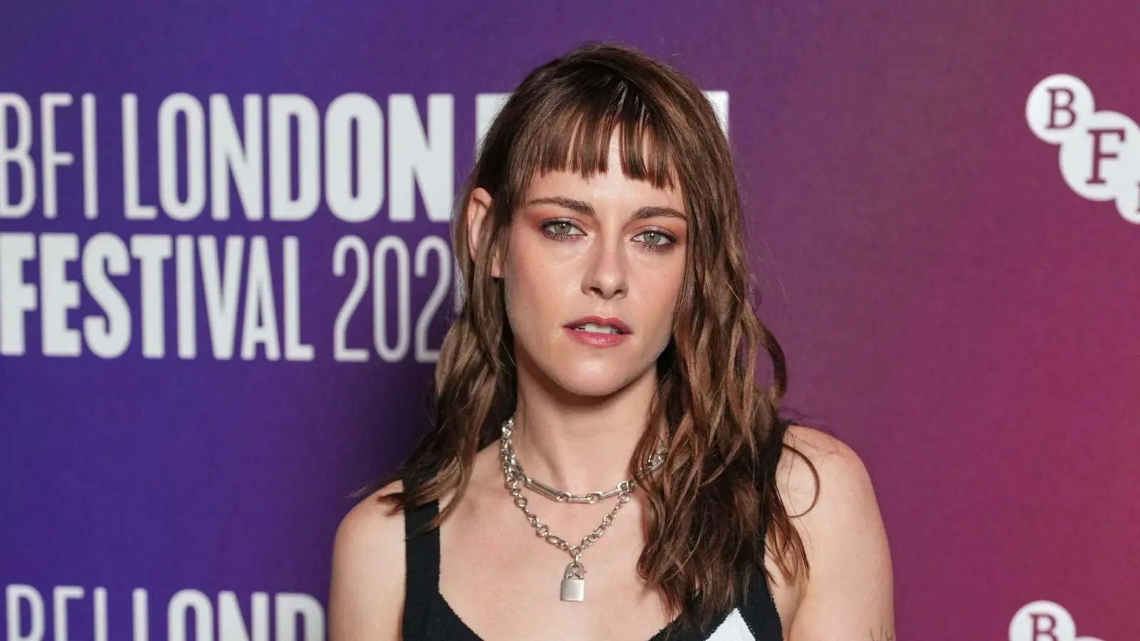Hollywood-Schauspielerin Kristen Stewart („Twilight“) hat über ihre Beweggründe für ihr öffentliches Coming-out vor acht Jahren gesprochen. (Archivbild) (Bild: Scott A Garfitt/Invision/AP/dpa)