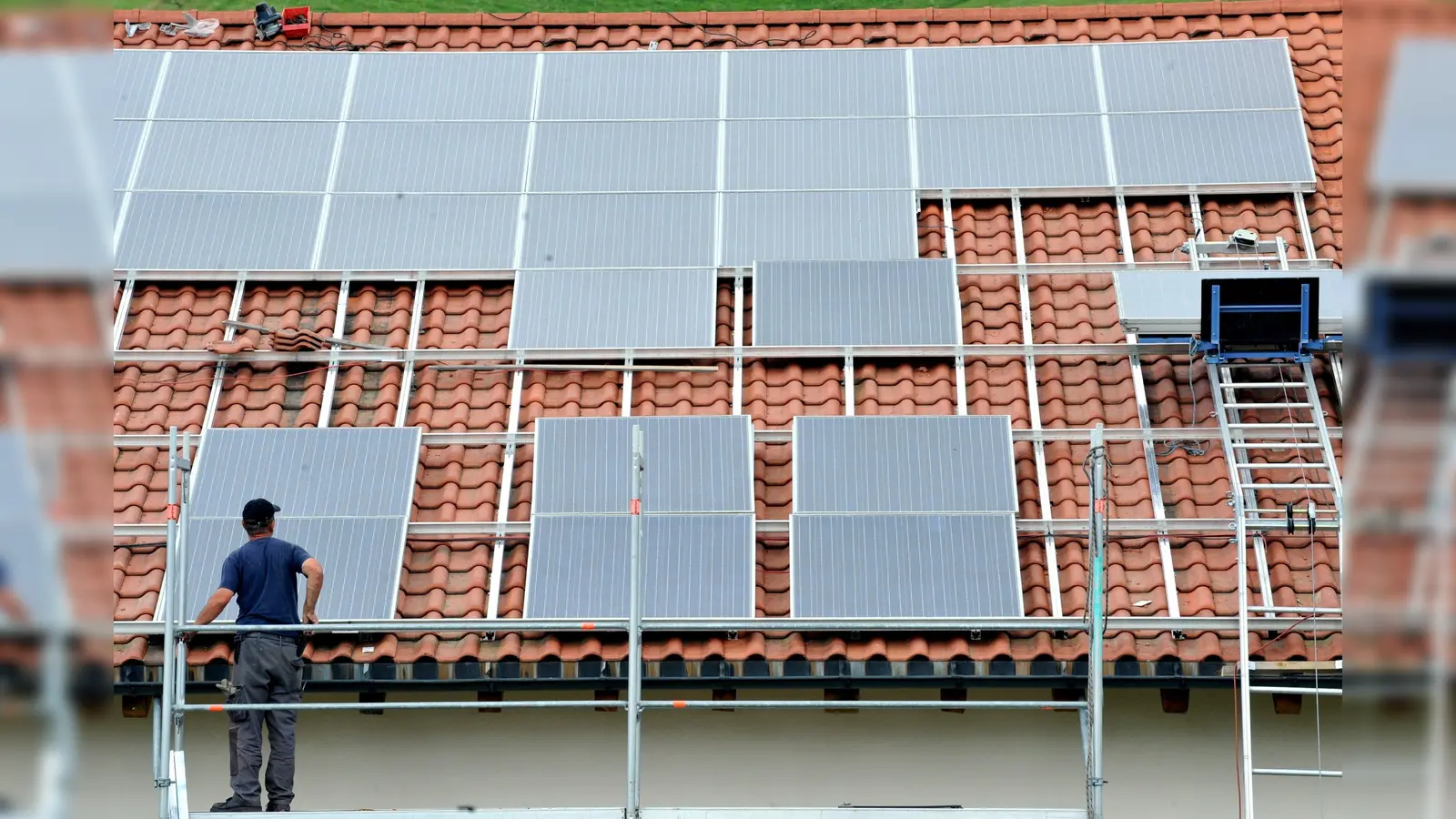 Ein technischer Defekt führte zu einem Brand einer Solaranlage in Weiden. Der Schaden beträgt 100.000 Euro. (Symbolbild: Rolf Haid)