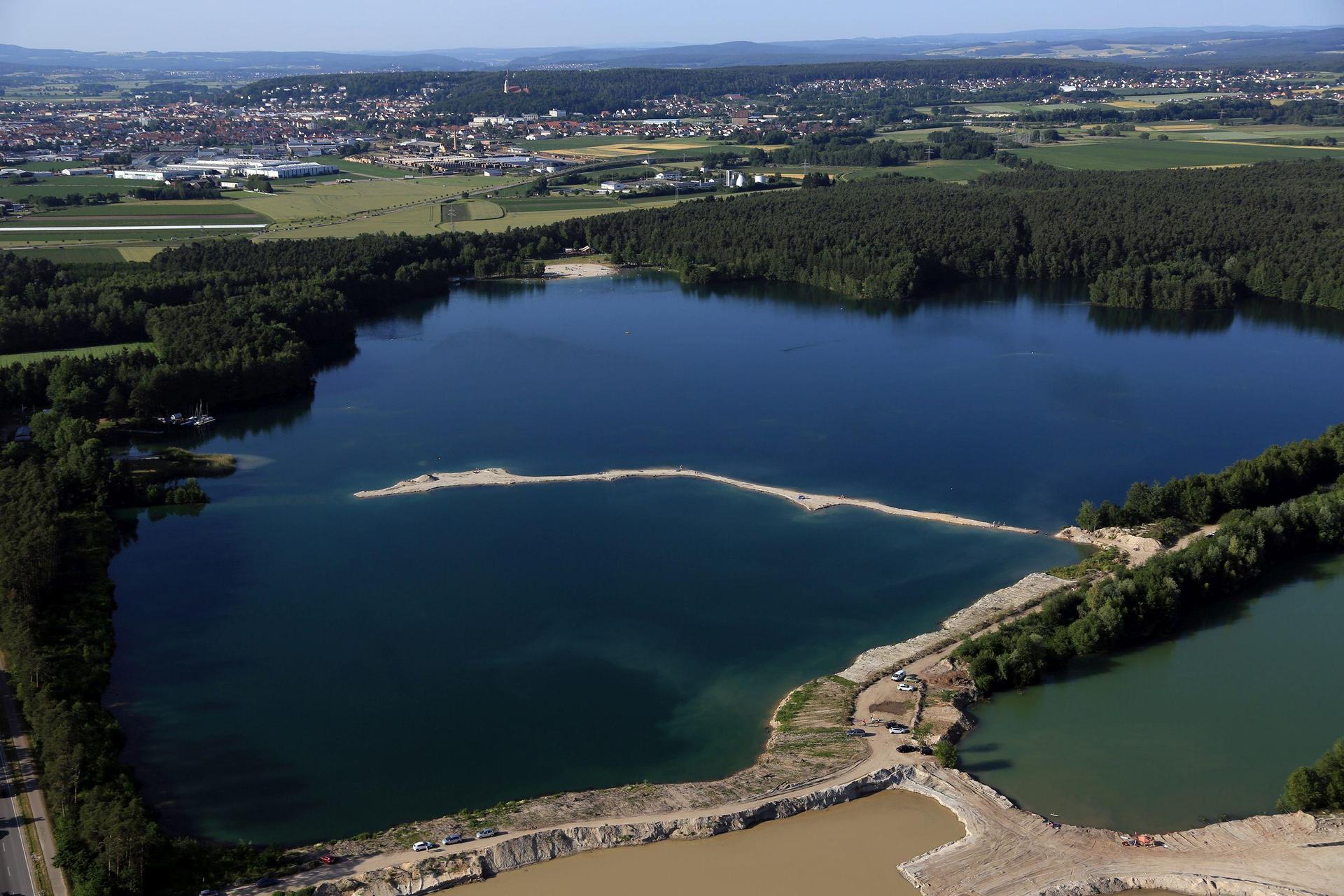 Ein Unbekannter hat in Schwandorf am Klausensee Bäume ausgerissen und Fäkalien verteilt. (Archivbild: ggö)