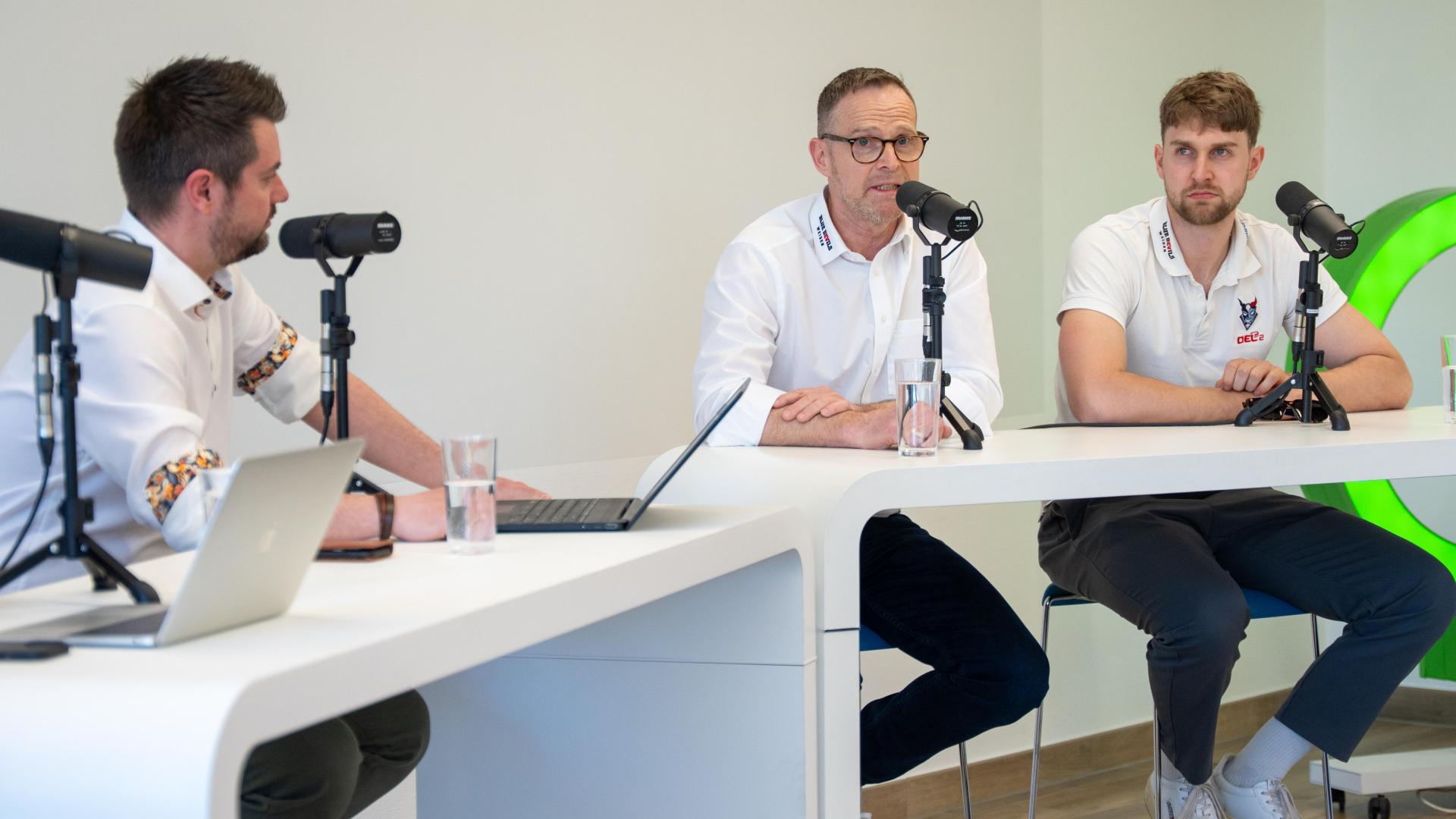 Powerplay-Live-Podcast mit Jürgen Rumrich und Luca Gläser von den Blue Devils Weiden.  (Bild: Marina Gube)