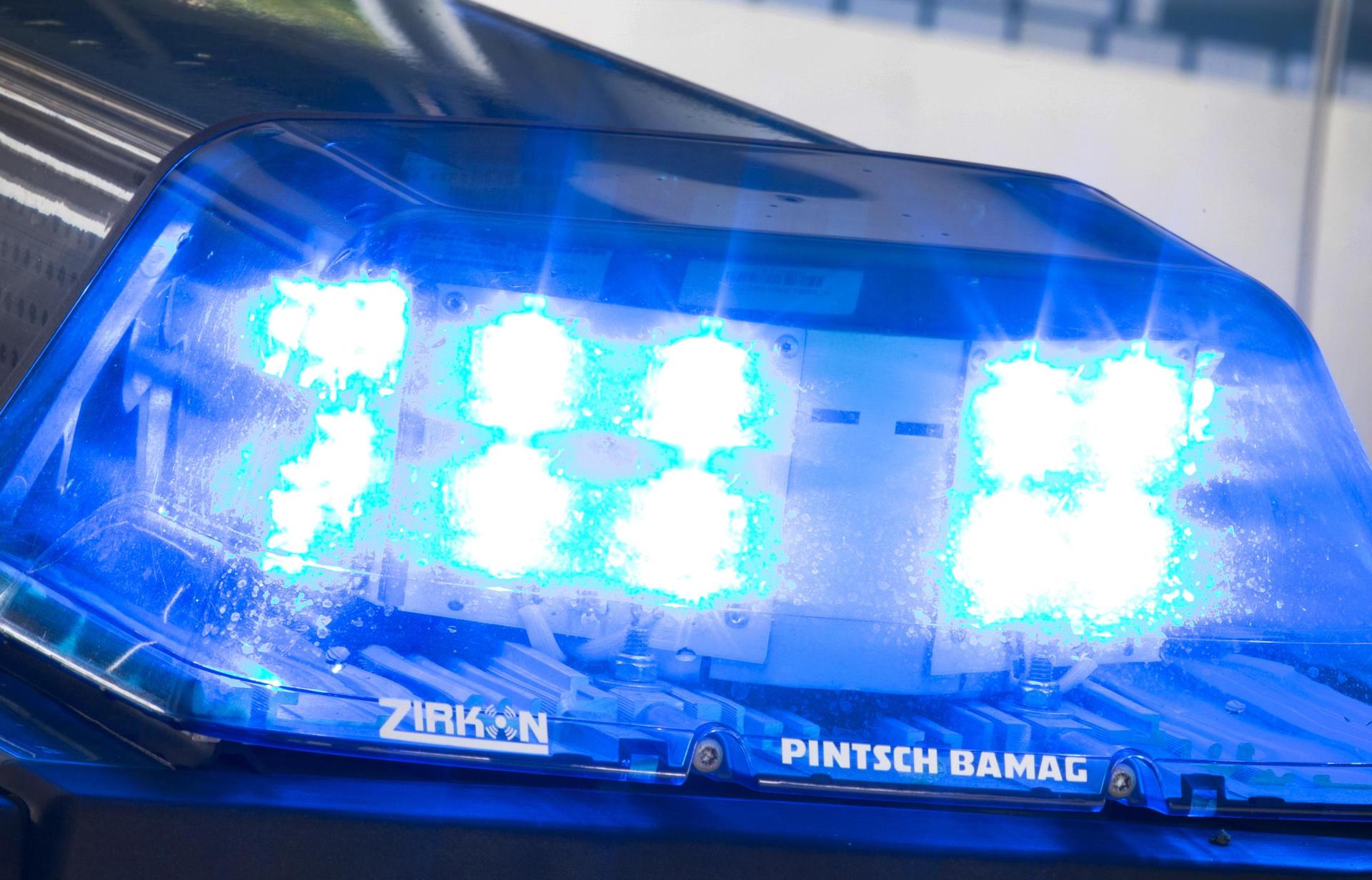 In diesen drei Fällen bittet die Polizei um Hinweise unter der Telefonnummer: 0961/4010.  (Symbolbild: Friso Gentsch/dpa)