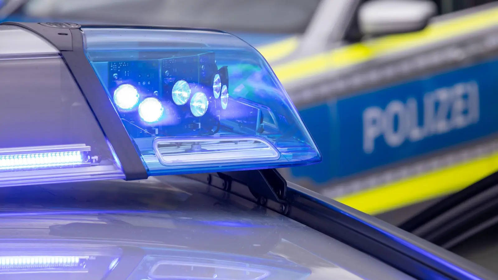 Nach einem Zusammenstoß mit einem Fahrradfahrer in Neustadt/Waldnaab flüchtete ein Autofahrer. (Symbolbild: Daniel Karmann/dpa)