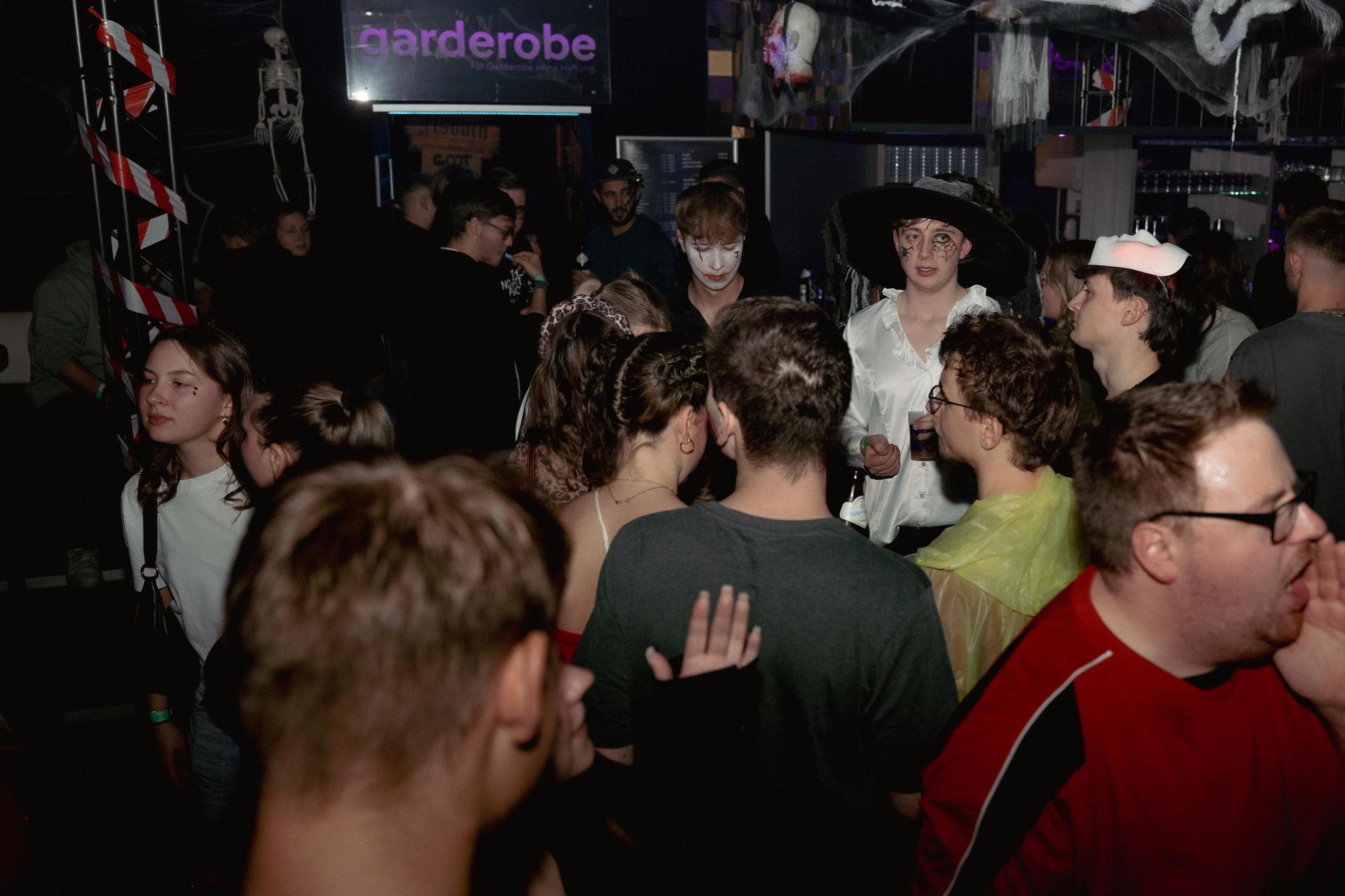 Im Labelle in Waidhaus waren am Freitag die Zombies, Teufel und Geister unterwegs und gaben zur Musik von DJ Michael B. zusammen Vollgas. (Bild: Timo Kraus)