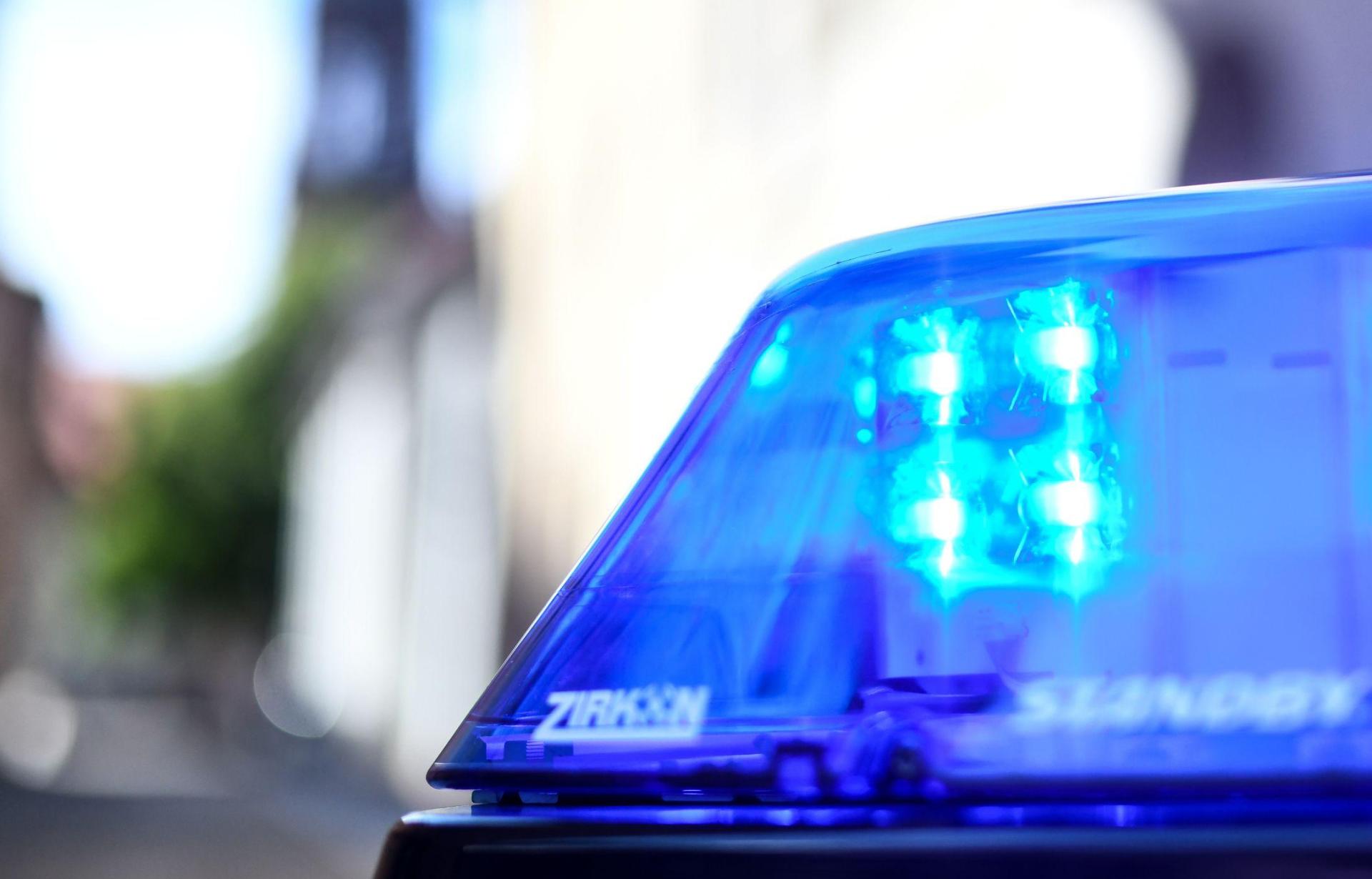 Ein 54-jähriger Mann wurde in Schwandorf beim Sonnenbaden für hilfsbedürftig gehalten. (Symbolbild: Karl-Josef Hildenbrand/dpa)
