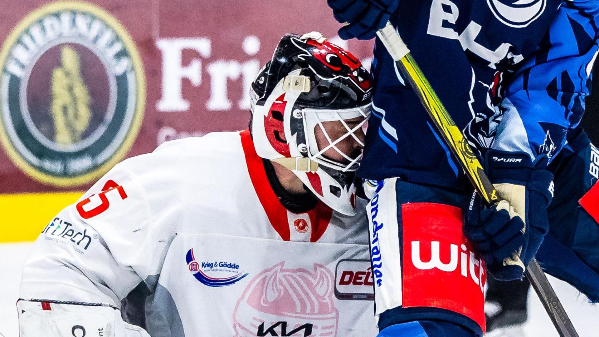 Der Bad Nauheimer Goalie Jerry Kuhn (links) stellt die Blue Devils Weiden in der Play-down-Serie bislang vor große Probleme. Mittlerweile steht es 2:0 für die Hessen – war es das für die Weidener? (Bild: Tobias Neubert)
