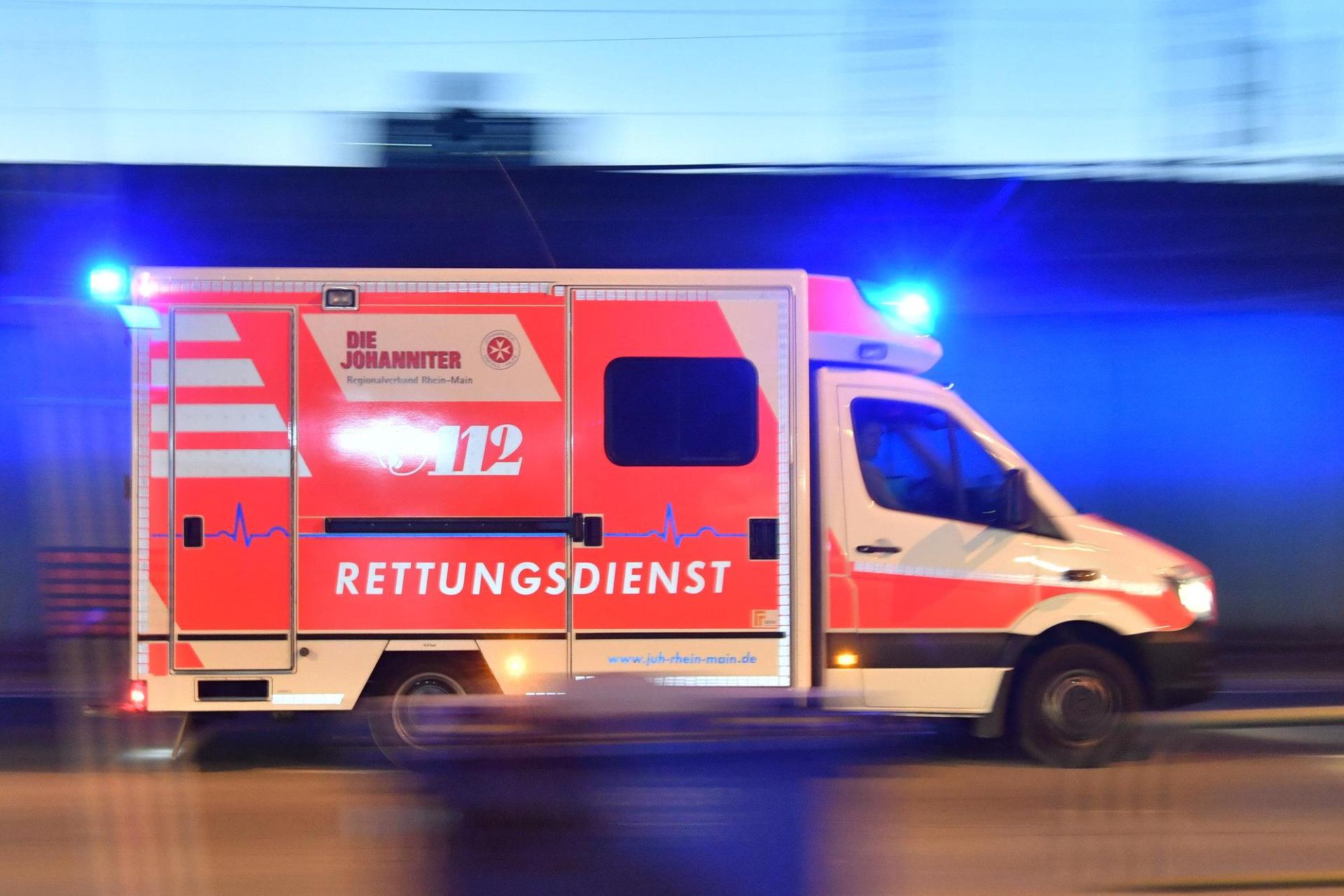 Während eines Transports im Rettungswagen ist eine 54-Jährige in Weiden ausgetickt, beleidigte Polizeibeamte, trat nach ihnen und spuckte.  (Symbolbild: Boris Roessler/dpa)