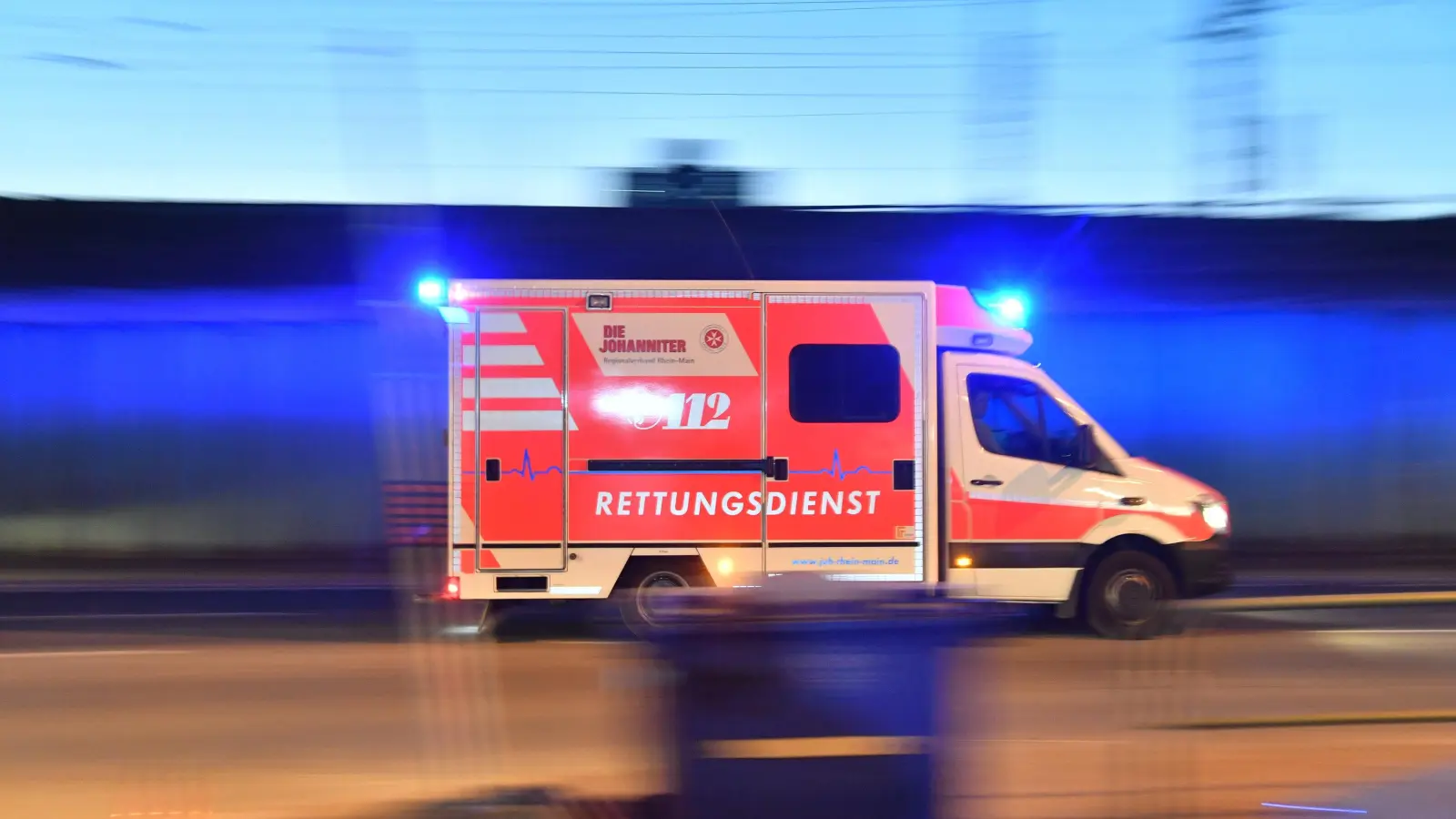 Der Streit um die Vorfahrt in einer Baustelle eskaliert so sehr, dass ein Rettungswagen kommen musste. (Symbolbild: Boris Roessler/dpa)