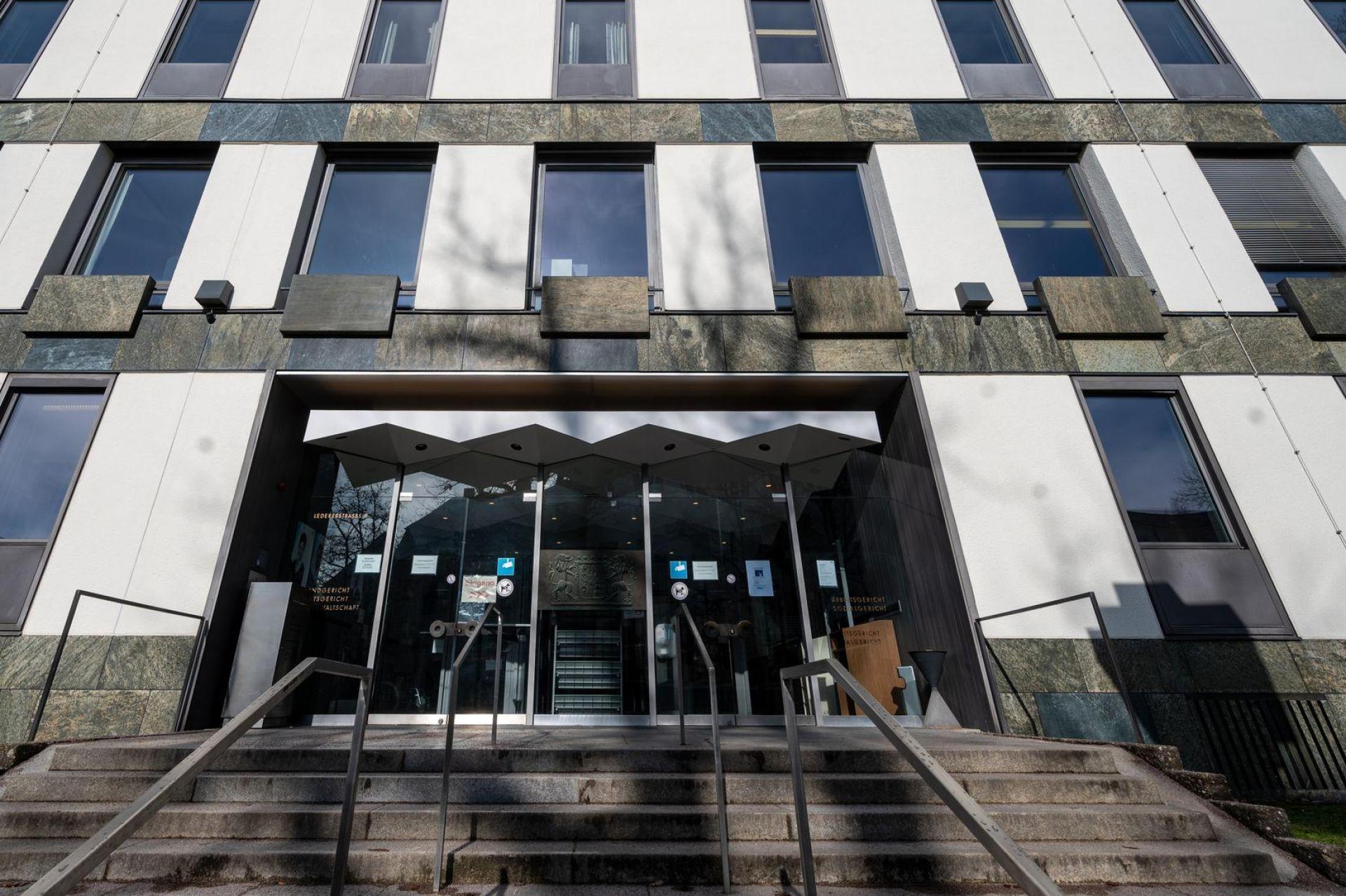 Vor dem Landgericht Weiden beginnt am 4. Dezember der Prozess gegen einen Angeschuldigten aus den Niederlanden.  (Bild: Armin Weigel/dpa)