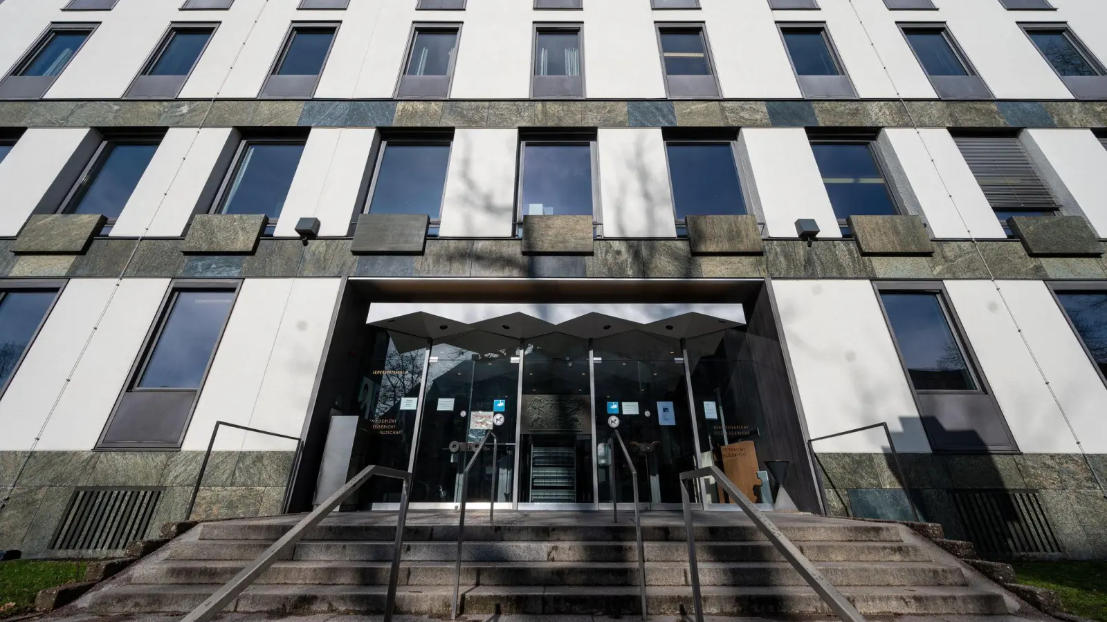 Vor dem Landgericht Weiden beginnt am 4. Dezember der Prozess gegen einen Angeschuldigten aus den Niederlanden.  (Bild: Armin Weigel/dpa)