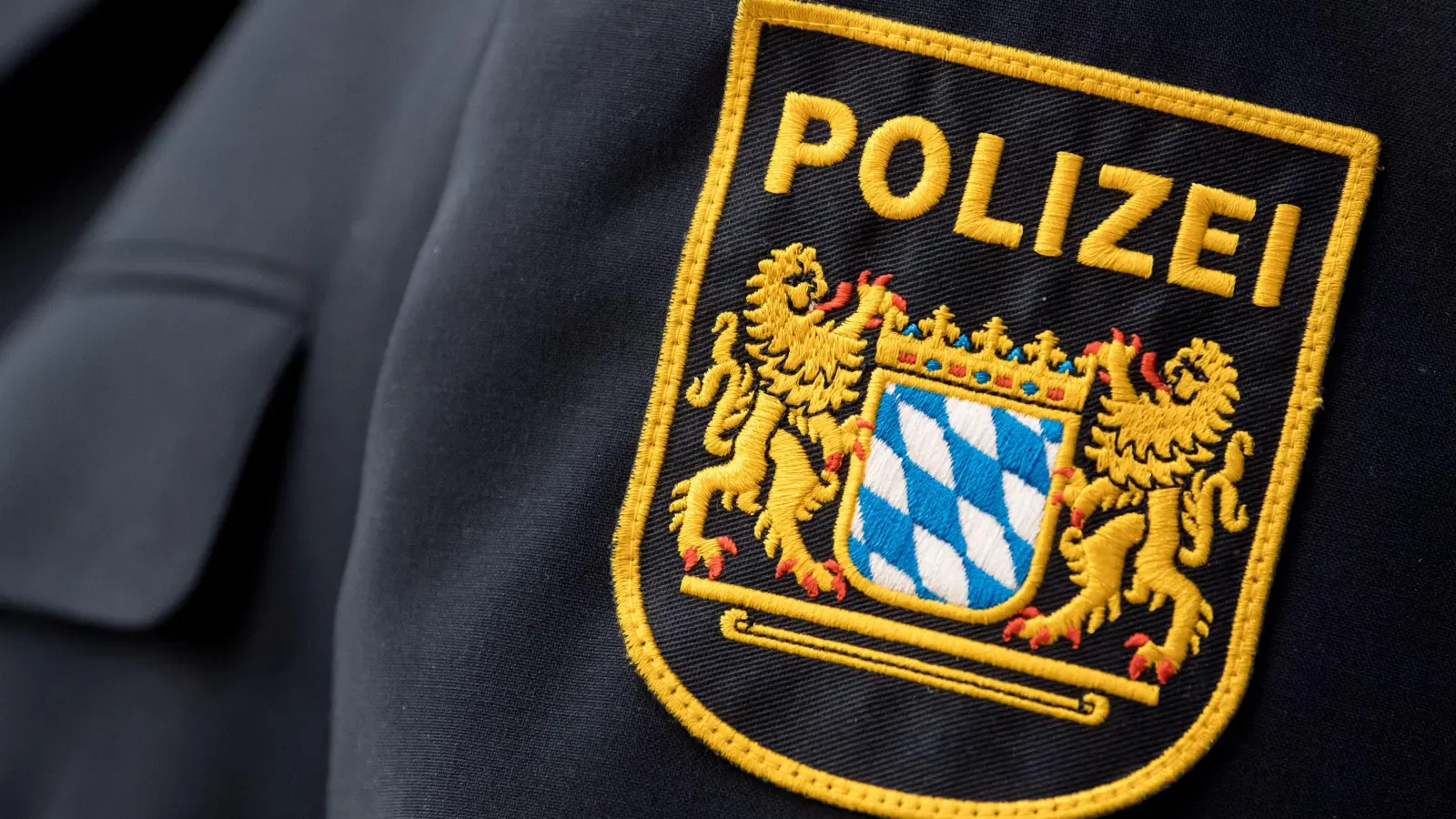 Am Bahnhofplatz in Schwandorf kam es zu einer Schlägerei. Zwei Männer schlugen auf einen 40-Jährigen ein. Die Polizei ermittelt. (Symbolbild: Sven Hoppe, dpa)