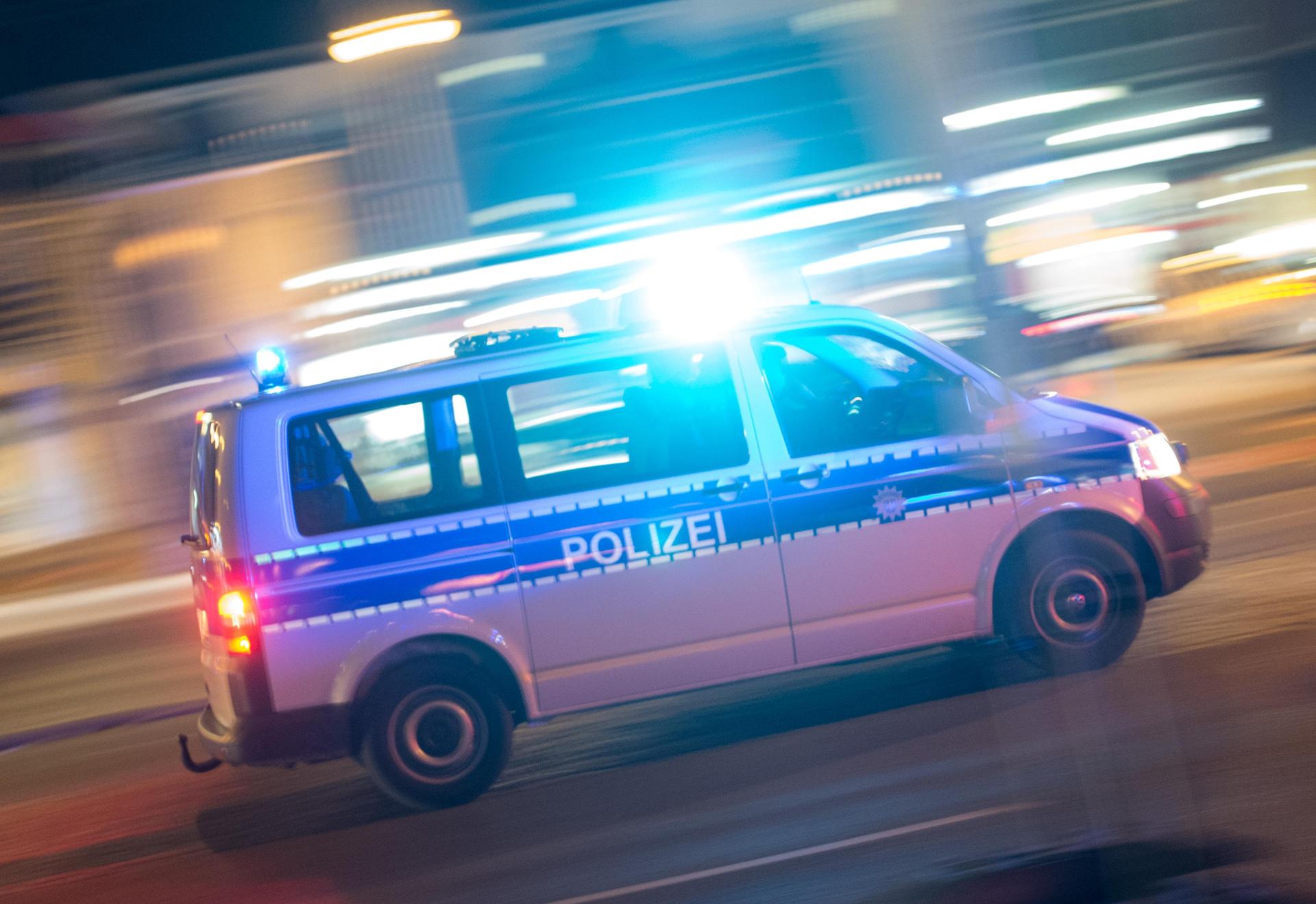 Die Grenzpolizei Waidhaus hat am Dienstagmorgen eine große Summe Geld im Auto eines 47-Jährigen gefunden. (Symbolbild: Patrick Seeger)