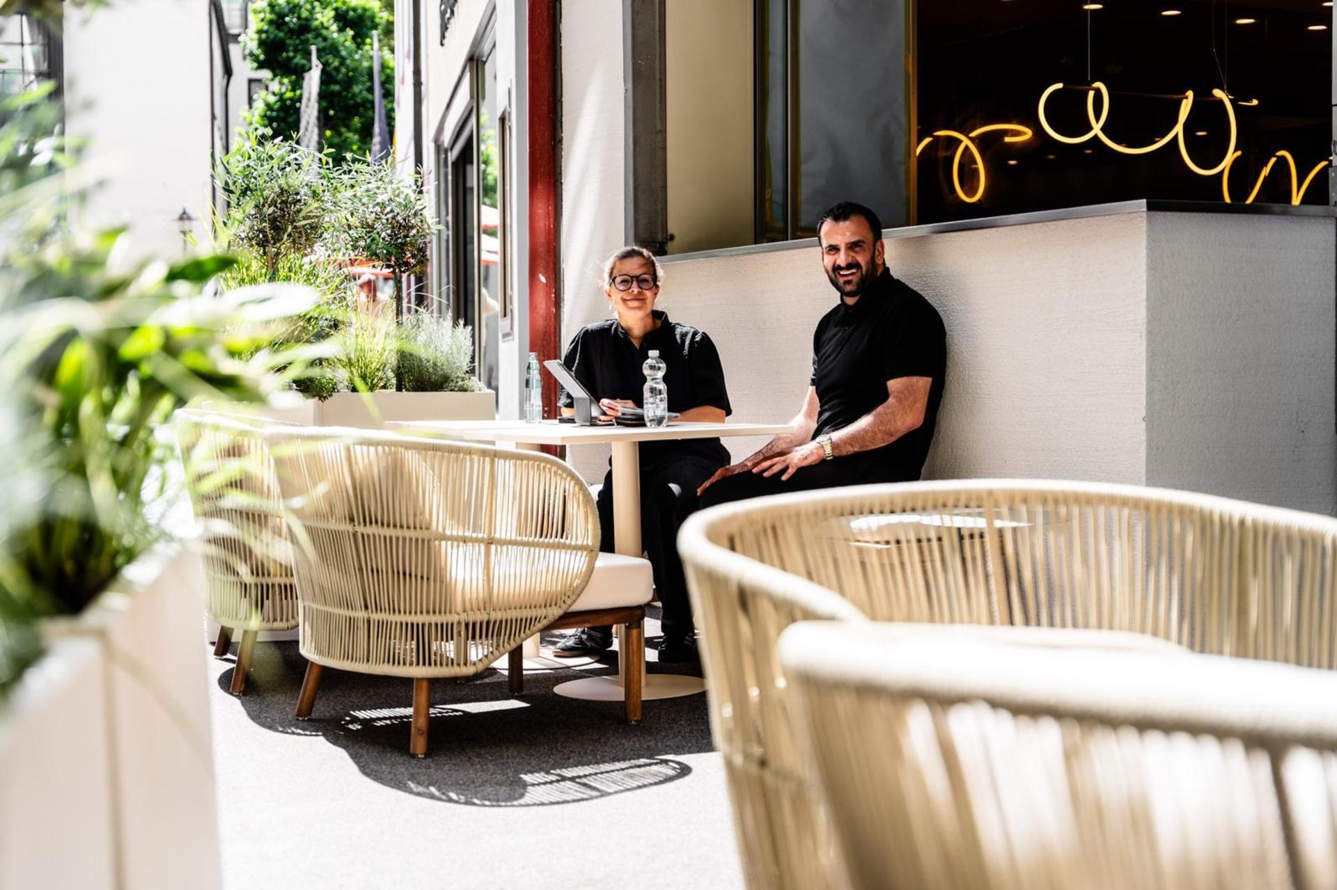 Betreiber Sezayi Er und Architektin Barbara Ziegler blicken der Eröffnung des Café Sezi in der Wörthstraße in Weiden entgegen. Einst war hier die „Nordsee” beheimatet. (Bild: Sezayi Er)