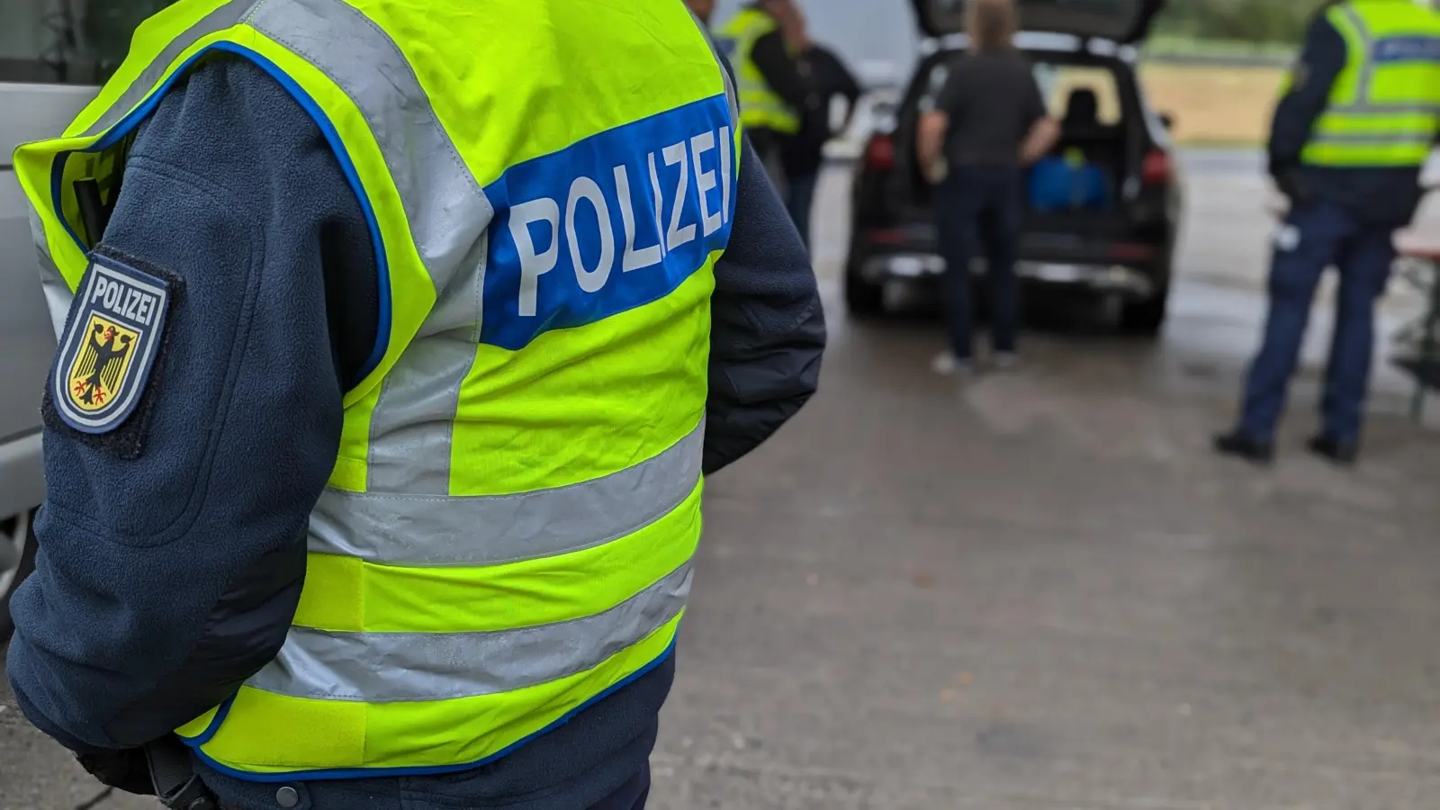 Bundespolizisten entdeckten gefälschte Ausweise bei einer Kontrolle auf der A6. (Bild: Bundespolizei)