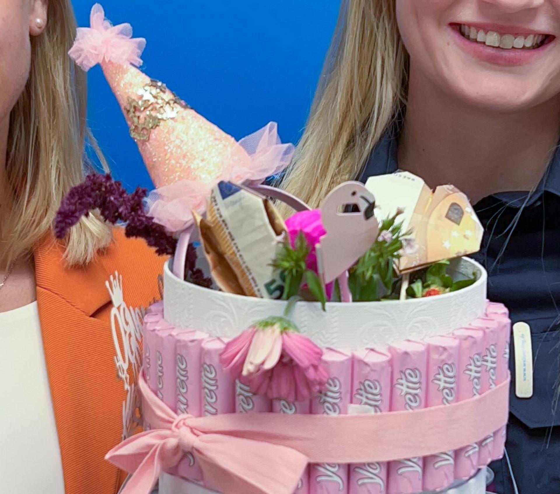 Diese selbstgebastelte Geburtstagstorte wurde bei der Polizei abgegeben. Nach zwei Tagen Suche konnte das Geburtstagskind gefunden werden.  (Bild: Polizeiinspektion Regensburg Süd)