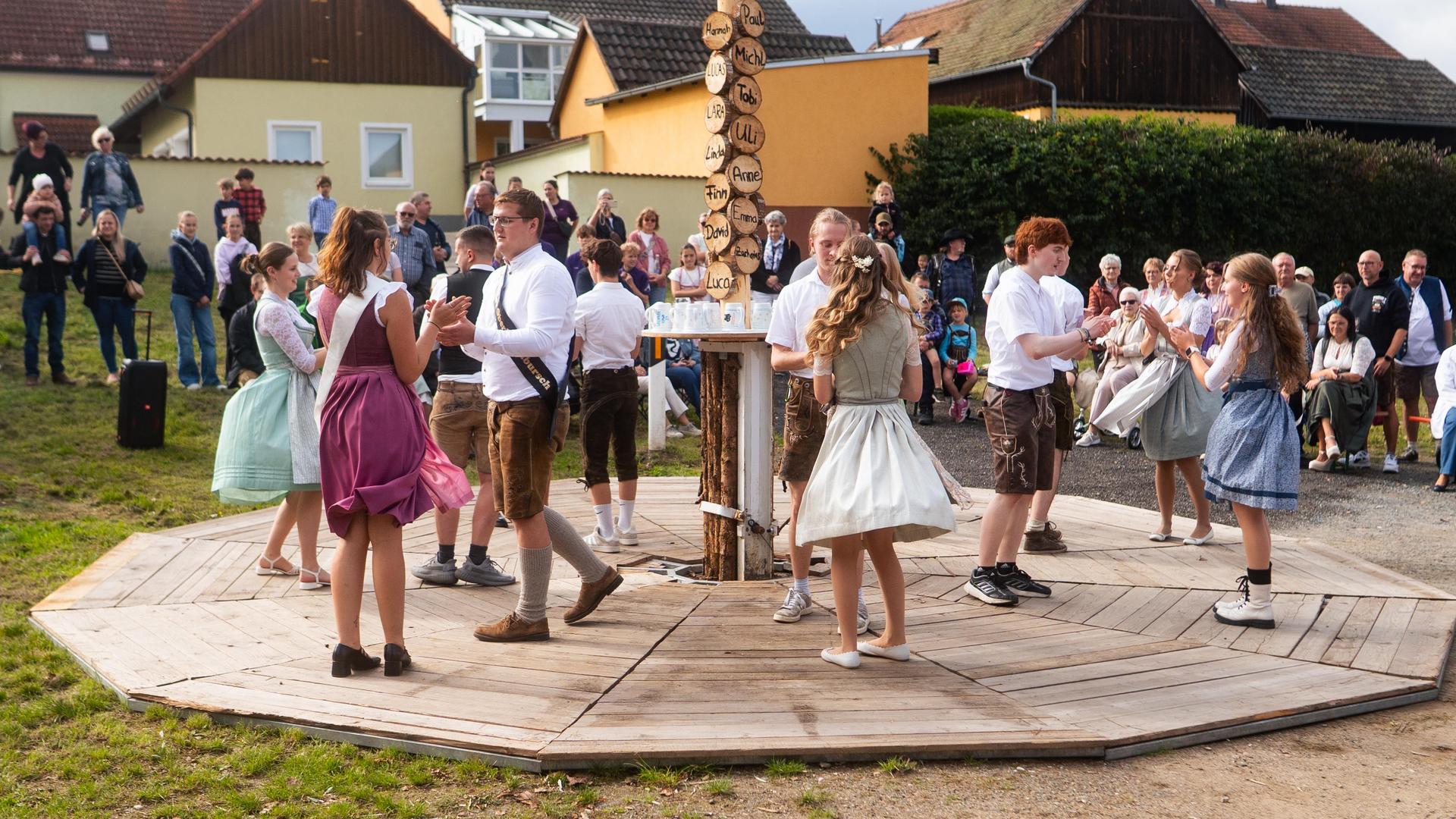 Auch am Sonntag wurde in Oberwildenau Kirwa gefeiert! (Bild: Hannes Stock)