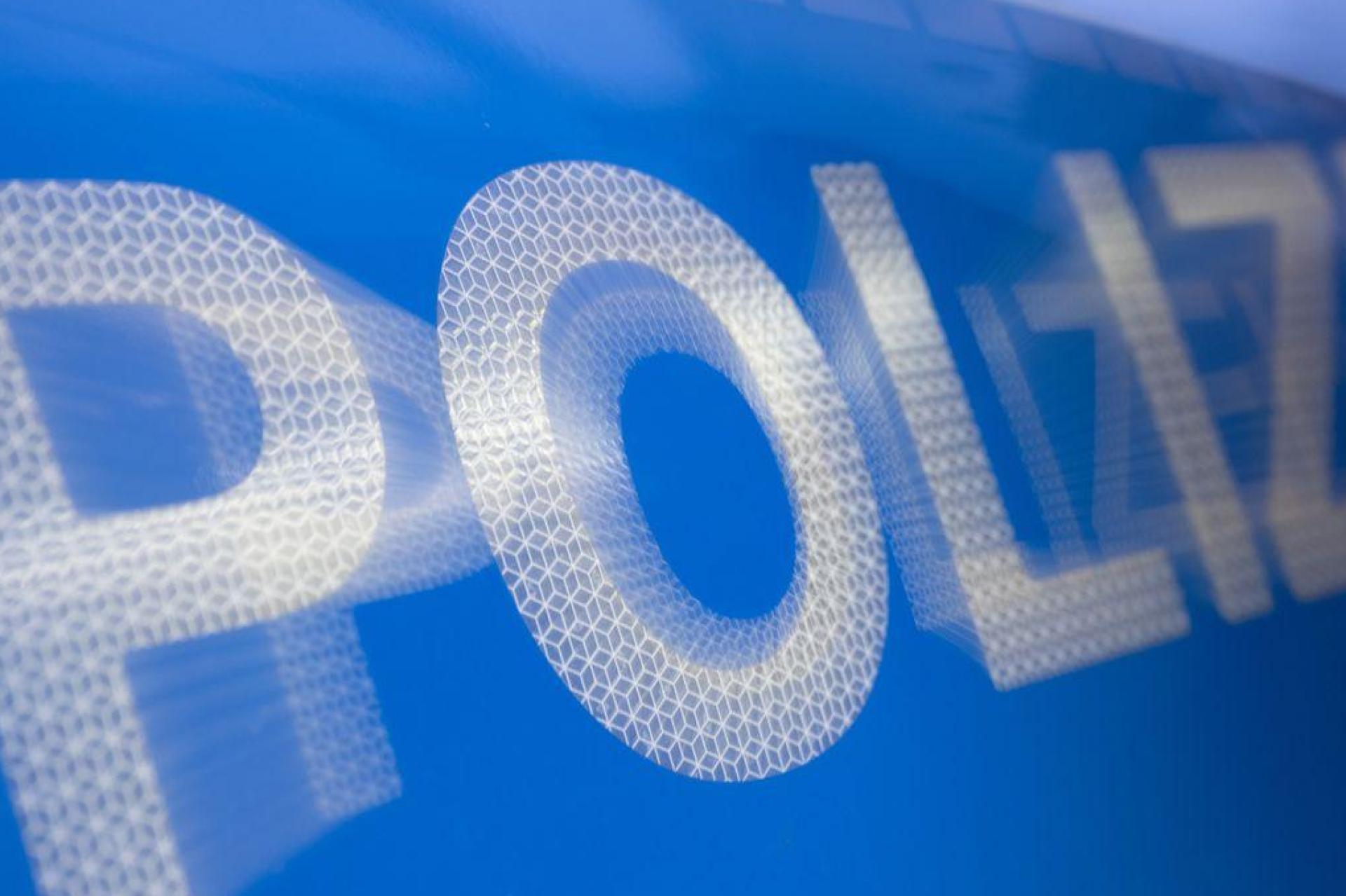 Unbekannte setzen Mülleimer auf dem Pausenhof der Hans-Sauer-Grundschule in Brand. Polizei sucht Zeugen. (Symbolbild: Marijan Murat/dpa)